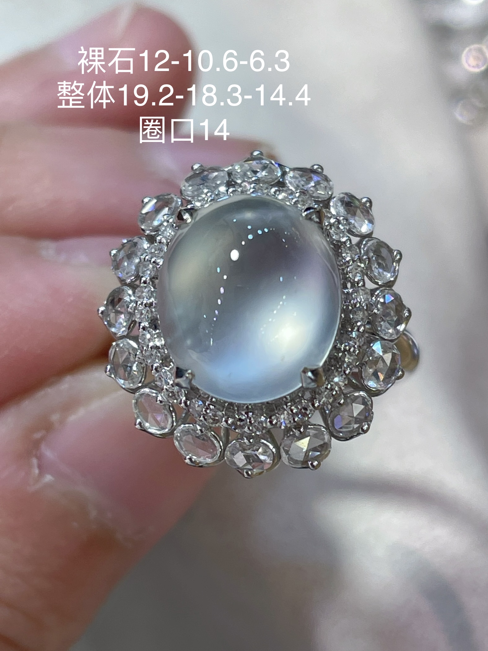 ️ 性比推荐 高冰蛋面戒指两用款，饱满厚装，戴起来很大气 种水，润感十足 上手效果高贵大气，18k