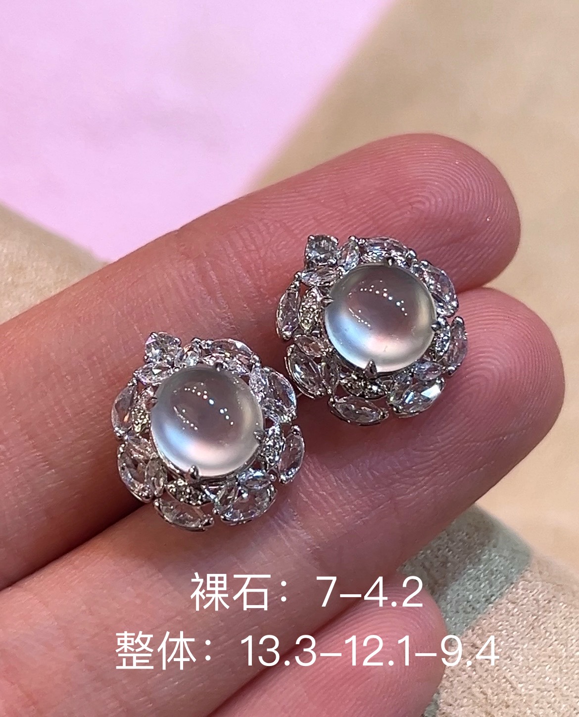 高冰玻璃种蛋面耳钉 圆润饱满，种水，胶感十足 起荧光，18k金镶南非钻，性比超高，13.3-12.1