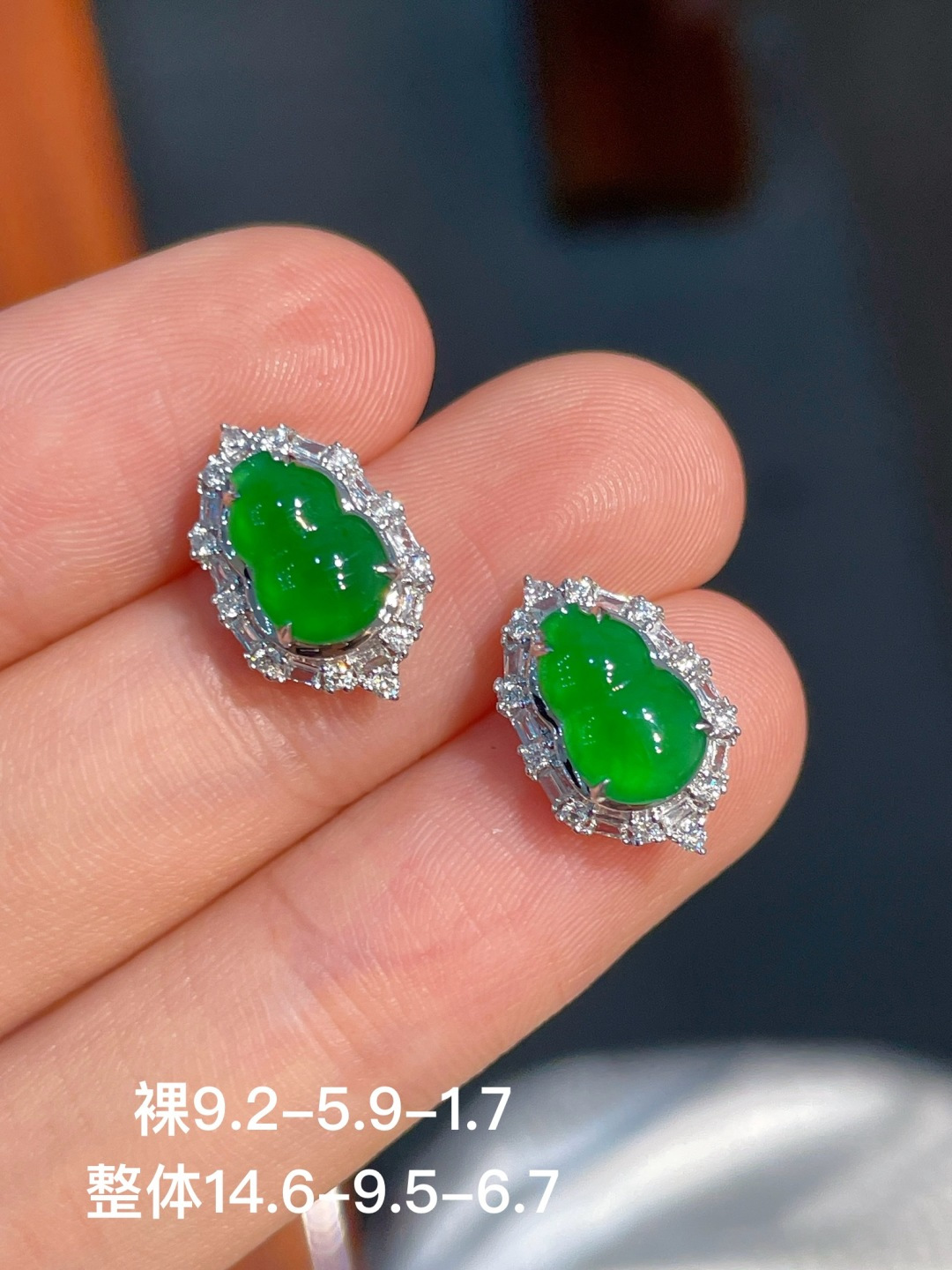 ️阳绿葫芦耳钉 无裂 18k金镶嵌，14.6-9.5-6.7