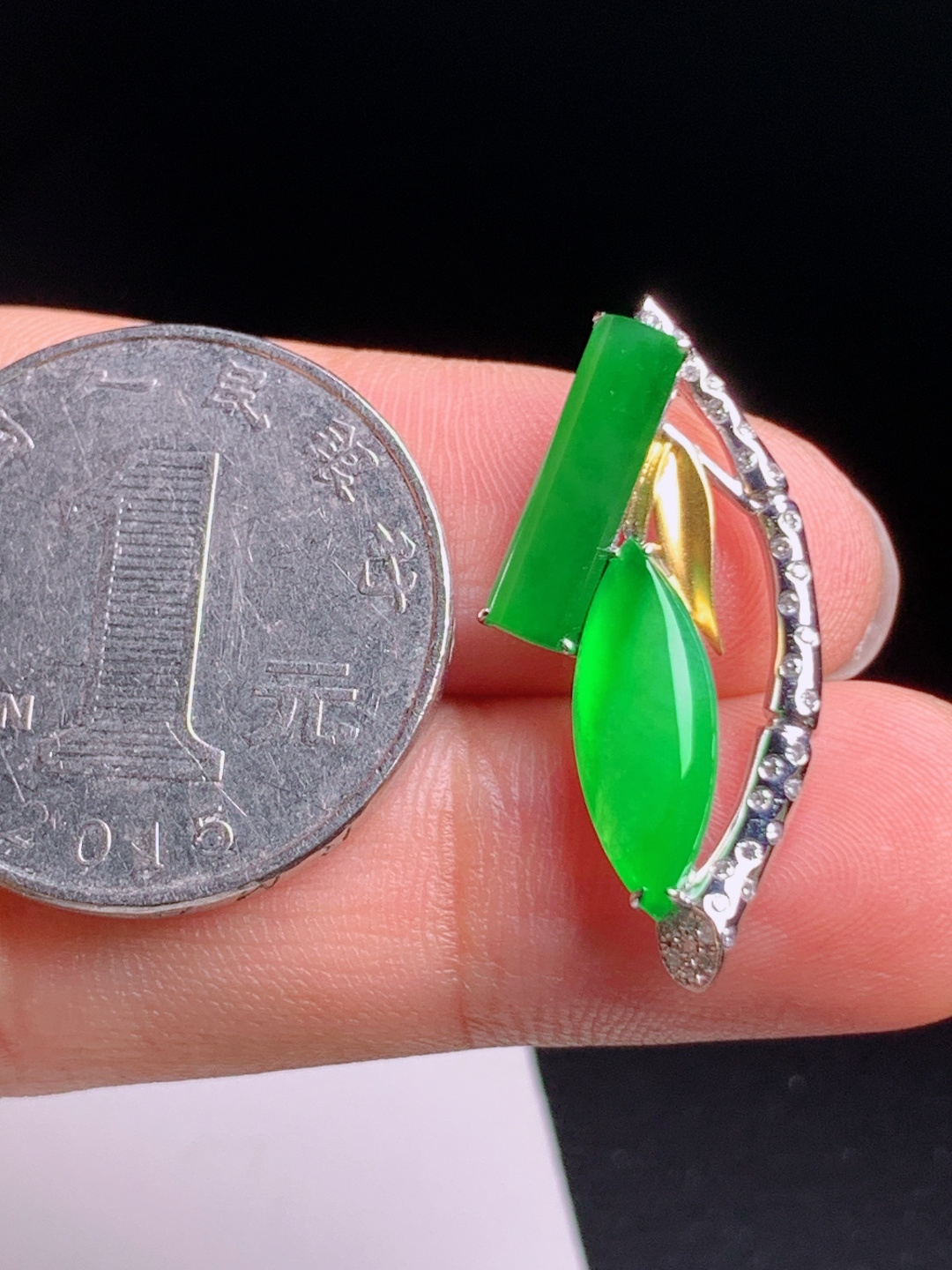 冰阳绿竹节吊坠，双色金设计别致，翠色鲜亮日常好搭
