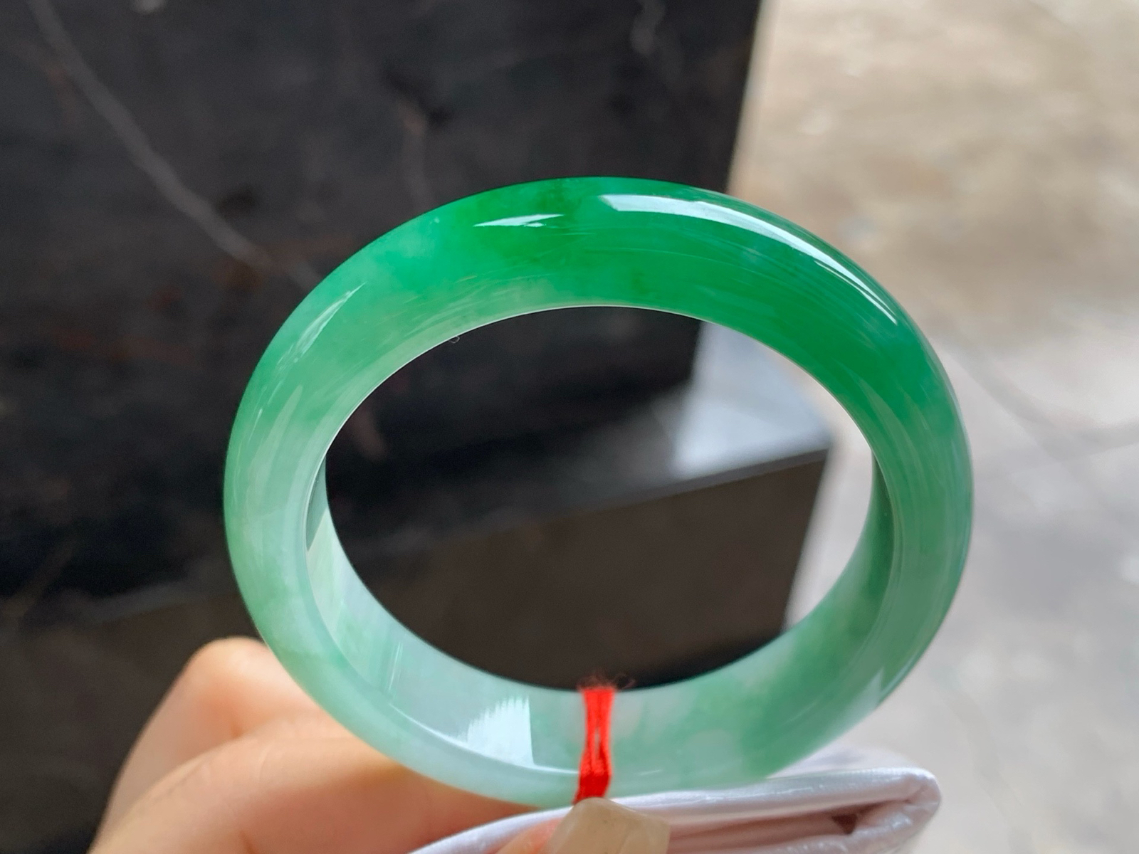 50.5-12.4-8
辣绿色手镯^_^底子细腻 绿色浓郁大气