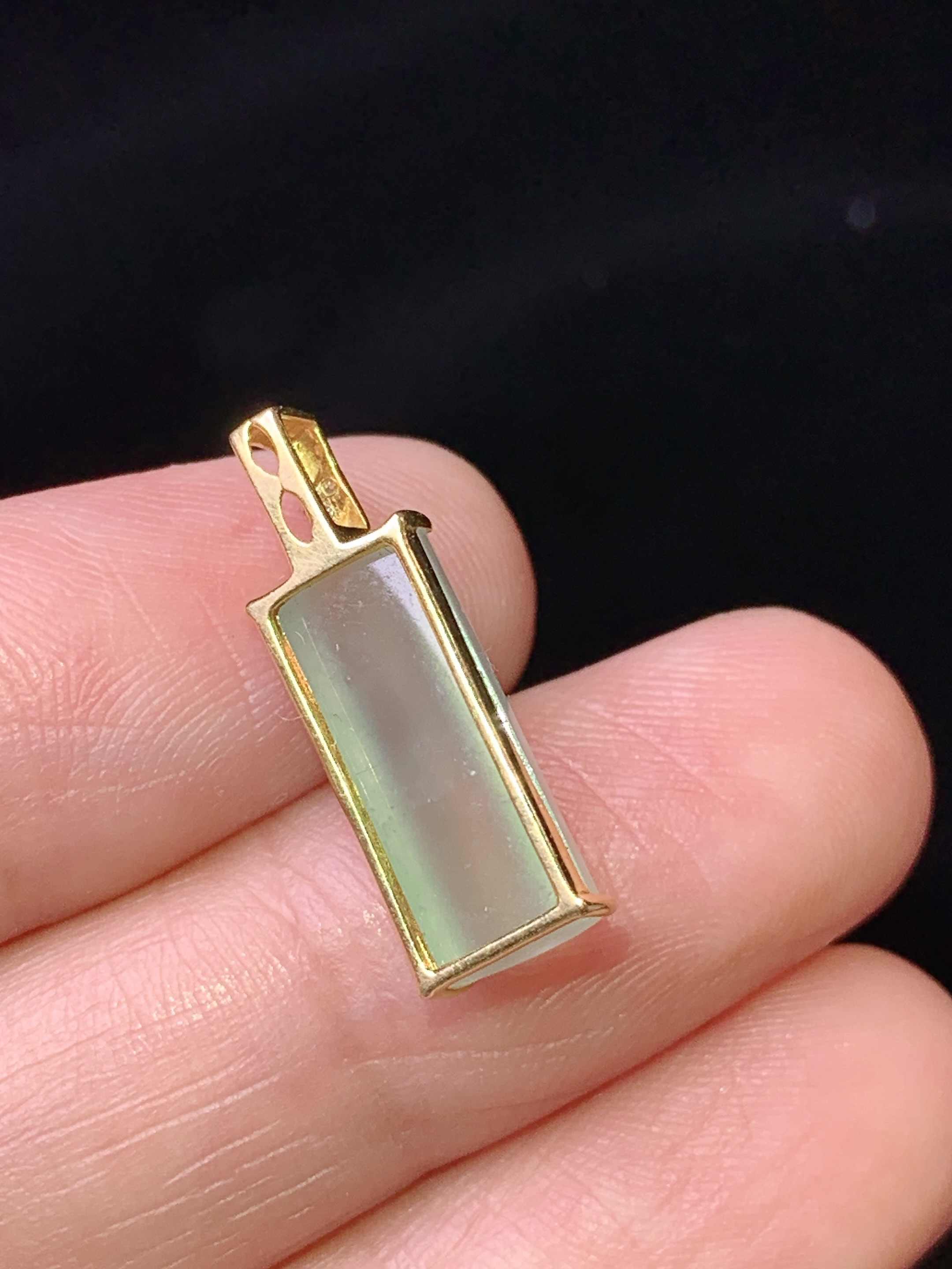 18k金镶嵌冰种玉柱吊坠 玉质细腻 色泽艳丽清新 水润亮眼 整体尺寸20.5*6.6*5.5 b1