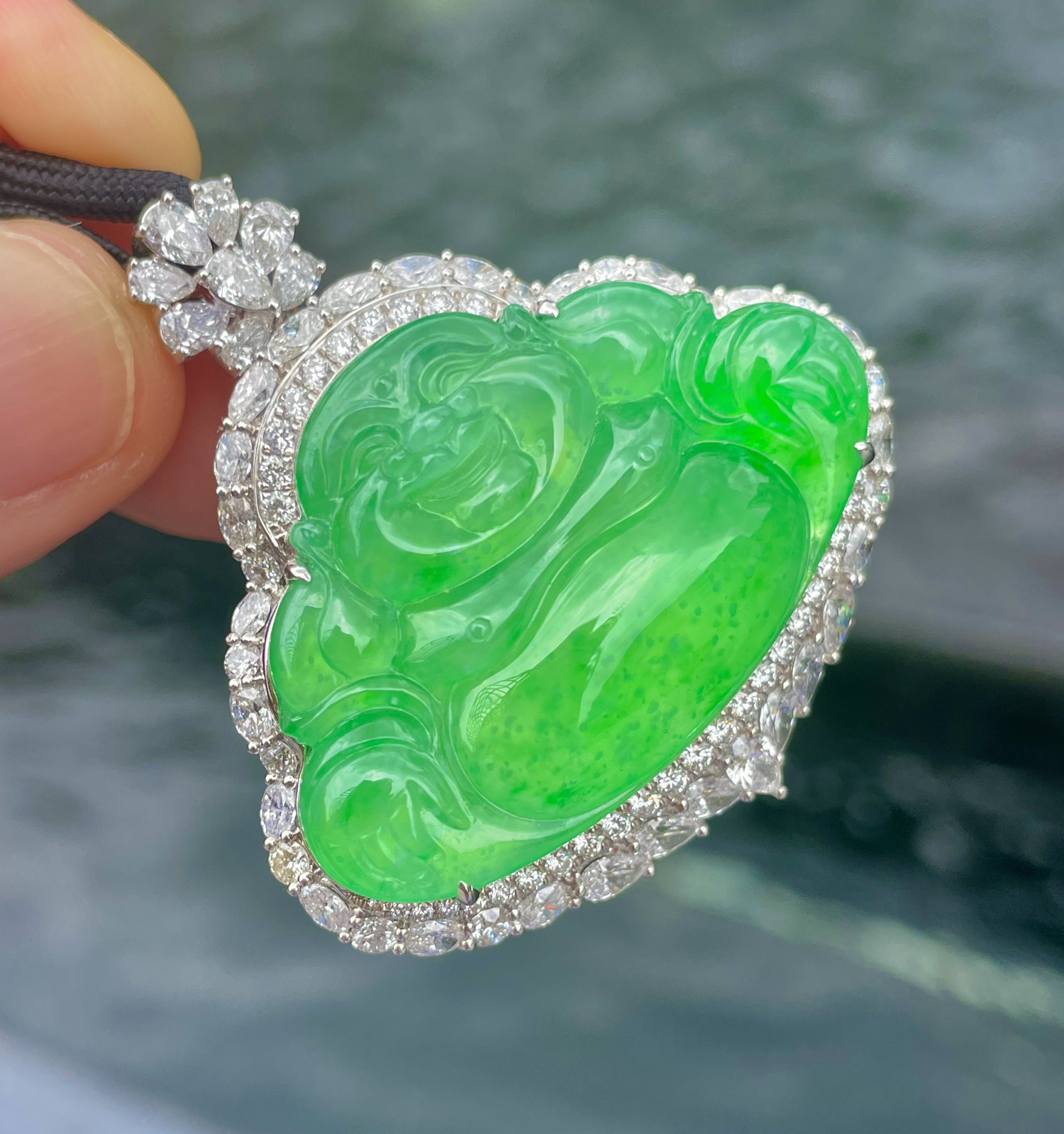 【冰种木那绿佛公】老坑木那雪花棉，晶莹剔透，很清新的色泽，18k金钻镶嵌，裸石尺寸25.1*37.5*5.9毫米