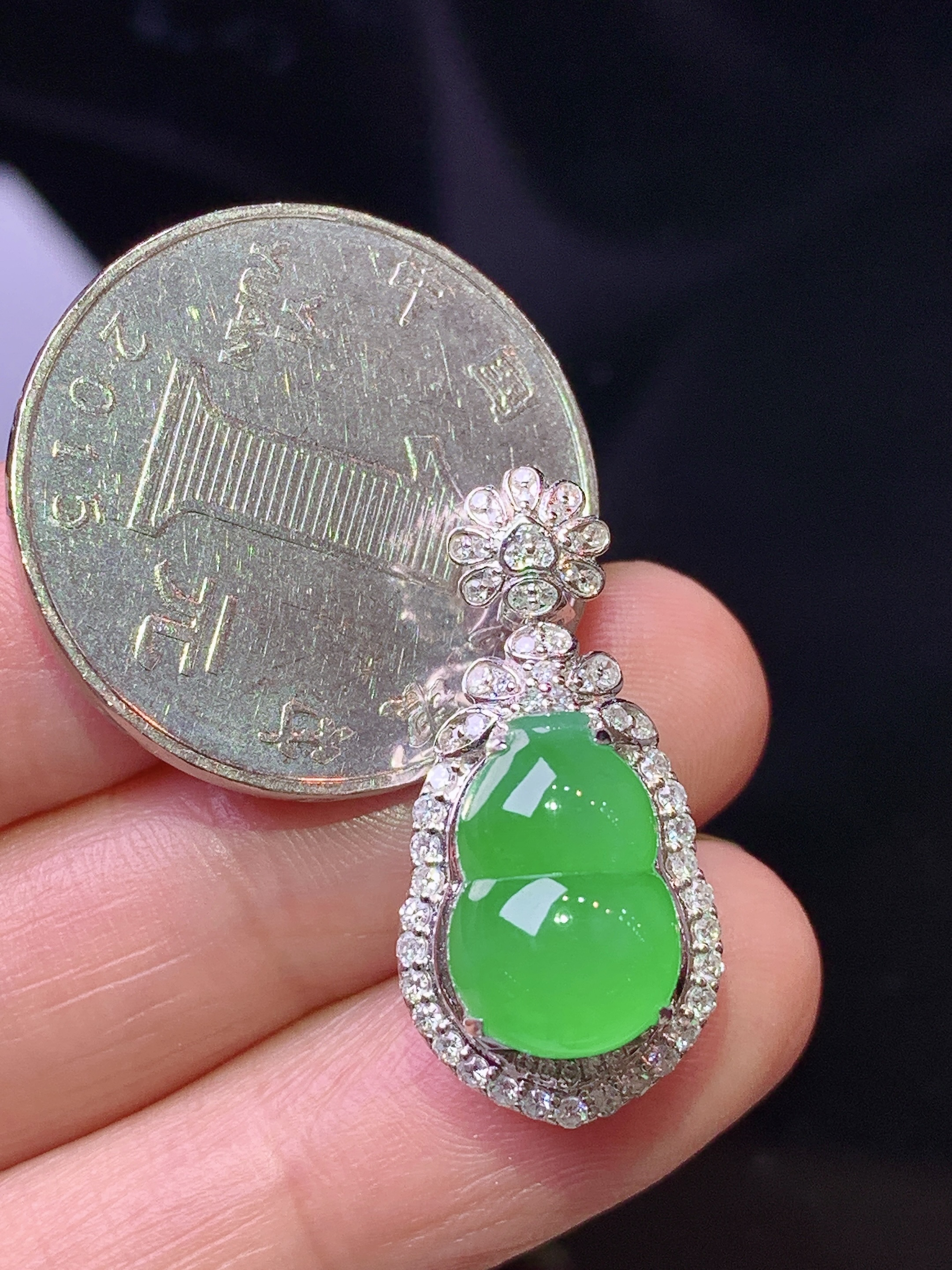 18k金钻镶嵌冰阳绿葫芦吊坠 玉质细腻 色泽艳丽清新 水润亮眼 整体尺寸26.3*12.8*12.3 h1