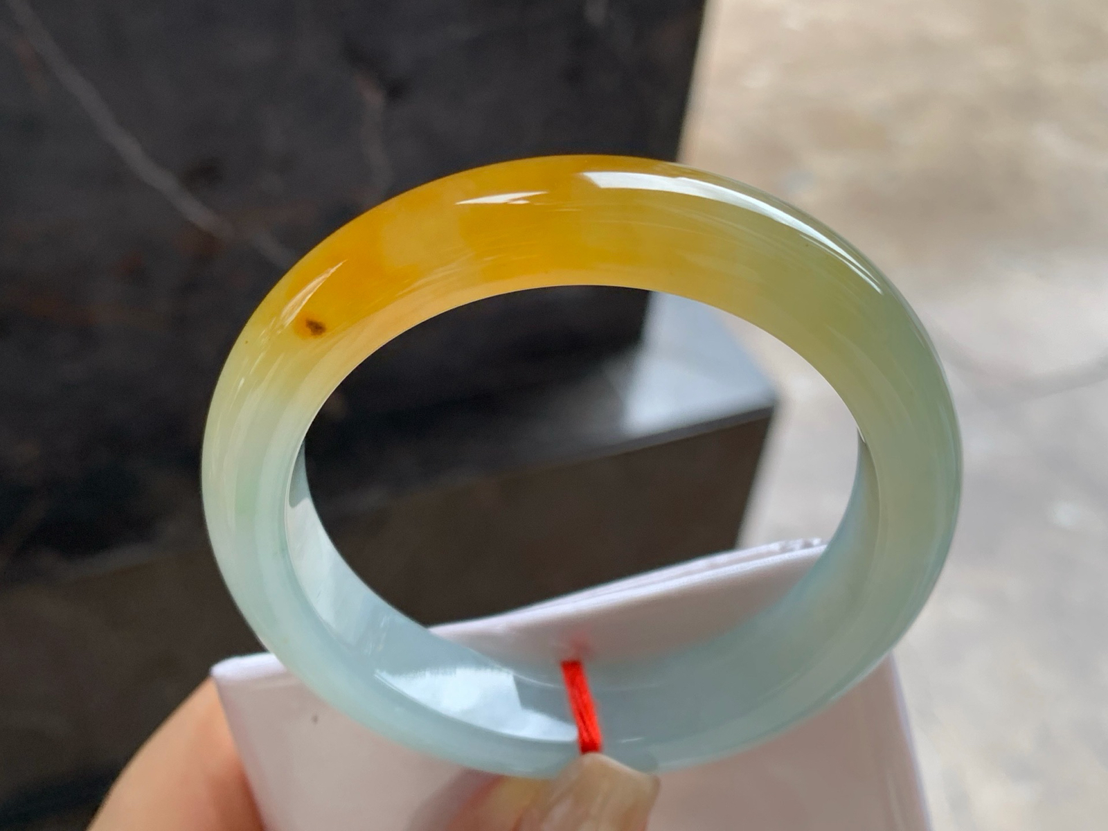 54-12-8.8
冰种黄翡手镯^_^底子细腻有种水 颜色漂亮