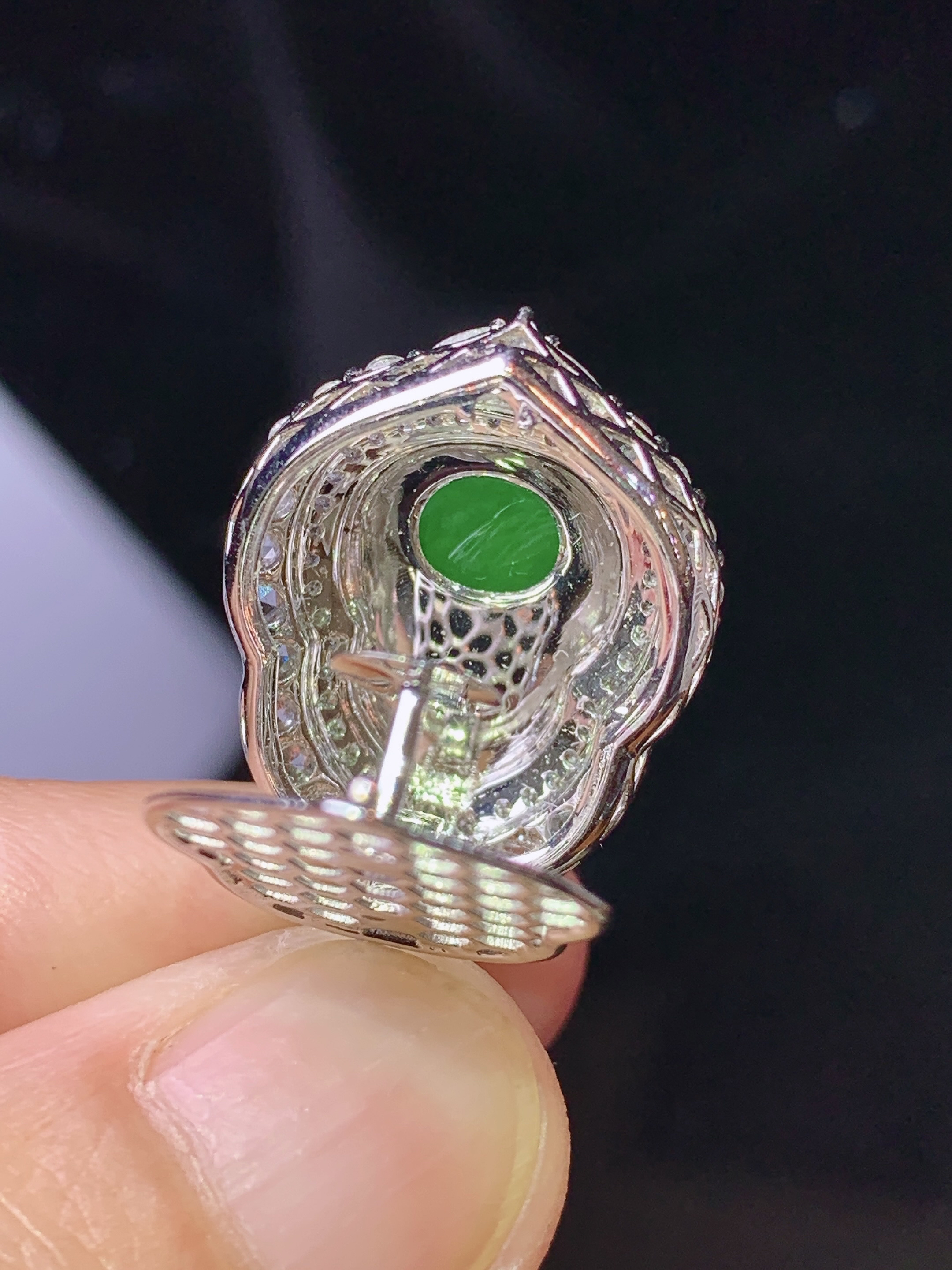 18k金钻镶嵌冰阳绿葫芦吊坠 玉质细腻 色泽艳丽清新 水润亮眼 整体尺寸29.8*16.6*9.5 h1