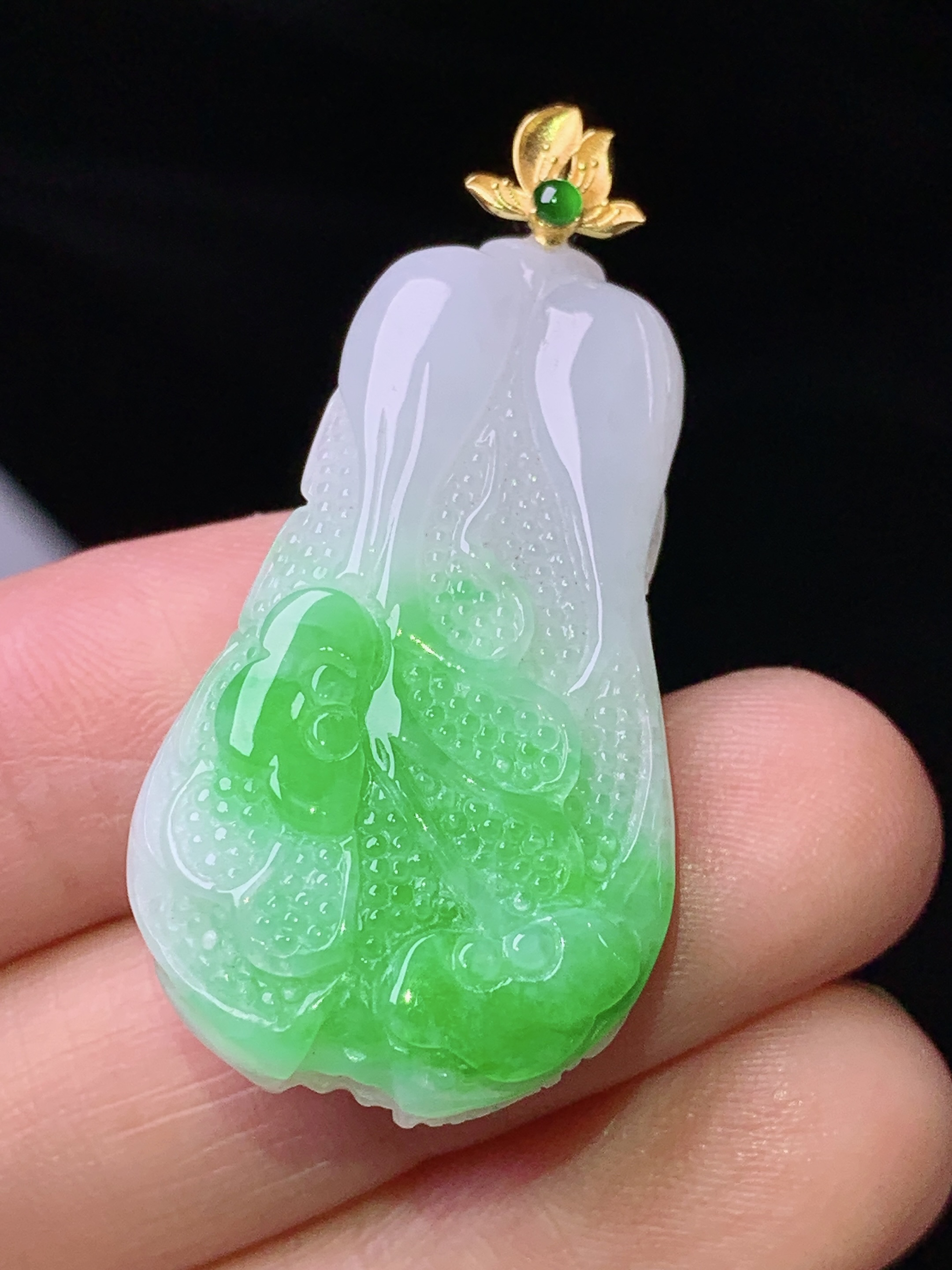 18k金镶嵌飘绿白菜吊坠 玉质细腻 色泽艳丽清新 水润亮眼 整体尺寸40.8*20*7.6 a3