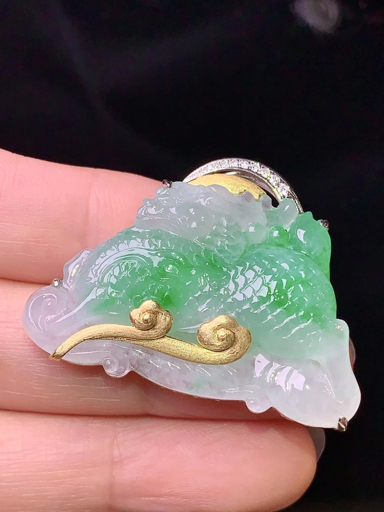 18k金钻镶嵌飘绿龙吊坠 玉质细腻 色泽艳丽清新 水润亮眼 整体尺寸28.7*37.8*9.2 b1