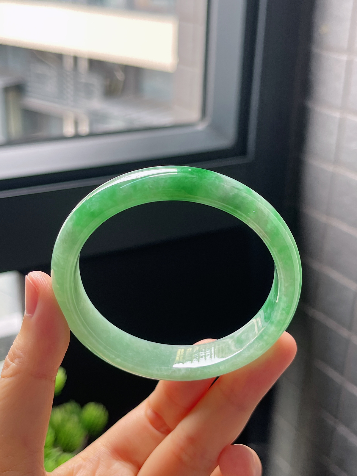 贵妃圈口54，糯化种阳绿飘花翡翠贵妃手镯