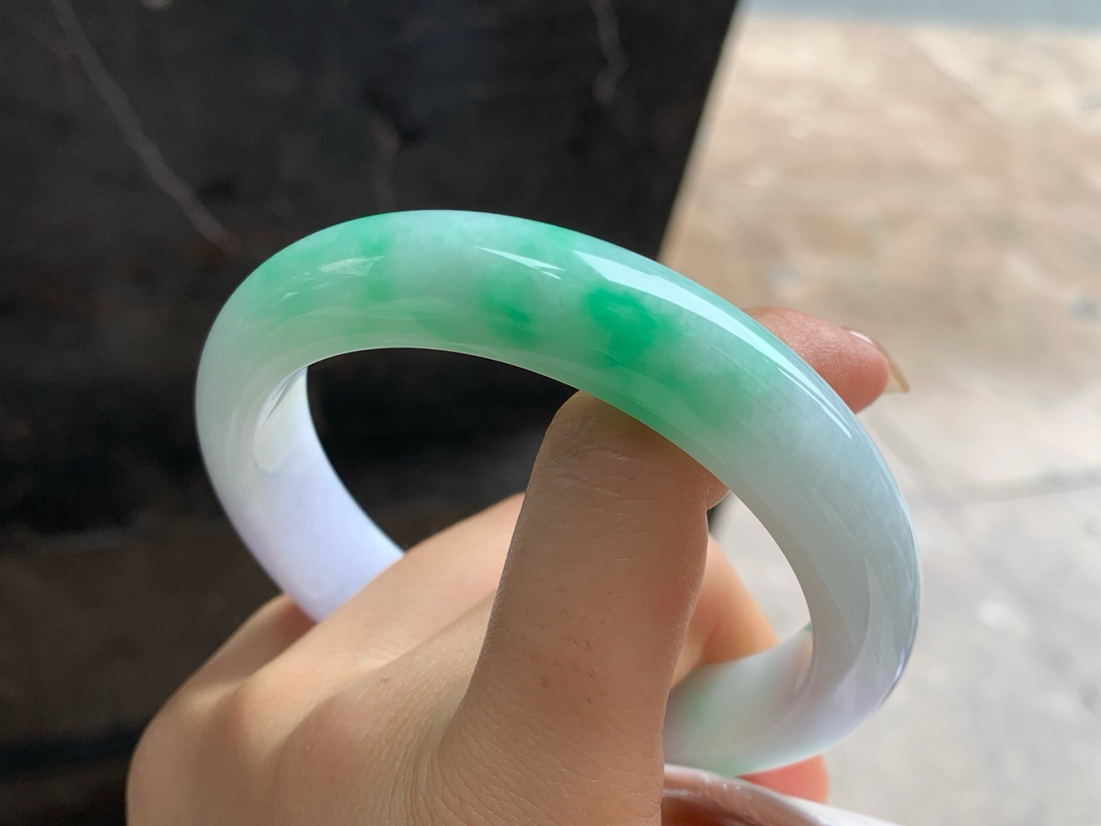 61.5-13.3-9.3
带色大圈口手镯^_^底子细腻干净