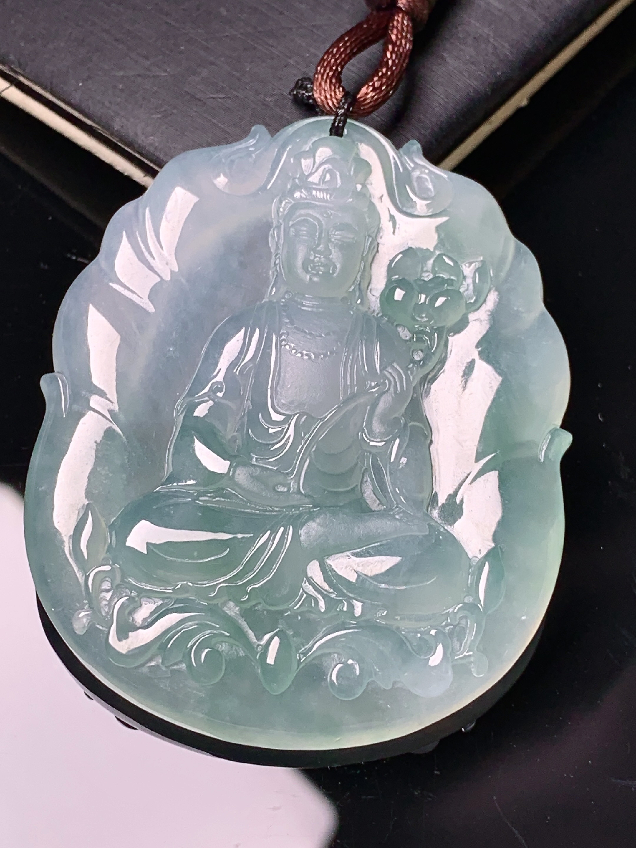 冰种飘绿观音菩萨吊坠 玉质细腻 色泽艳丽清新 水润亮眼 整体尺寸49.5*40.3*5.8 b2