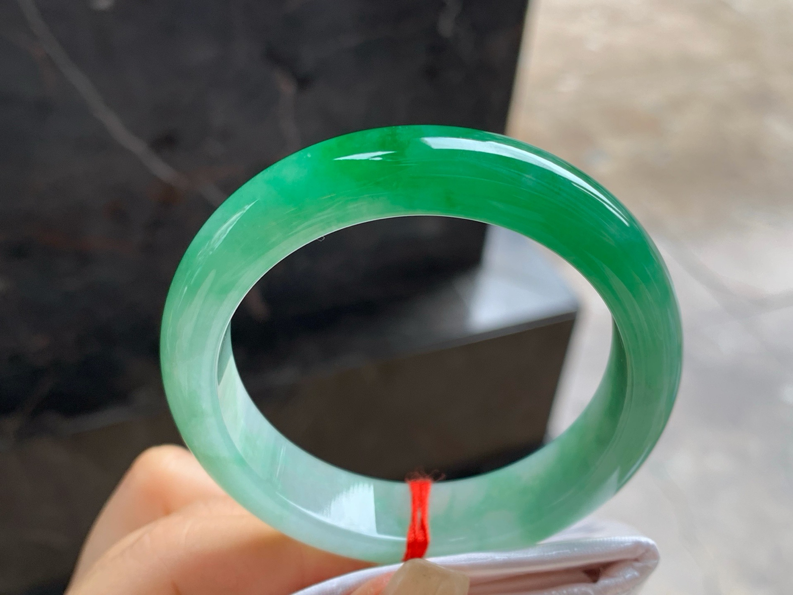 50.5-12.4-8
辣绿色手镯^_^底子细腻 绿色浓郁大气