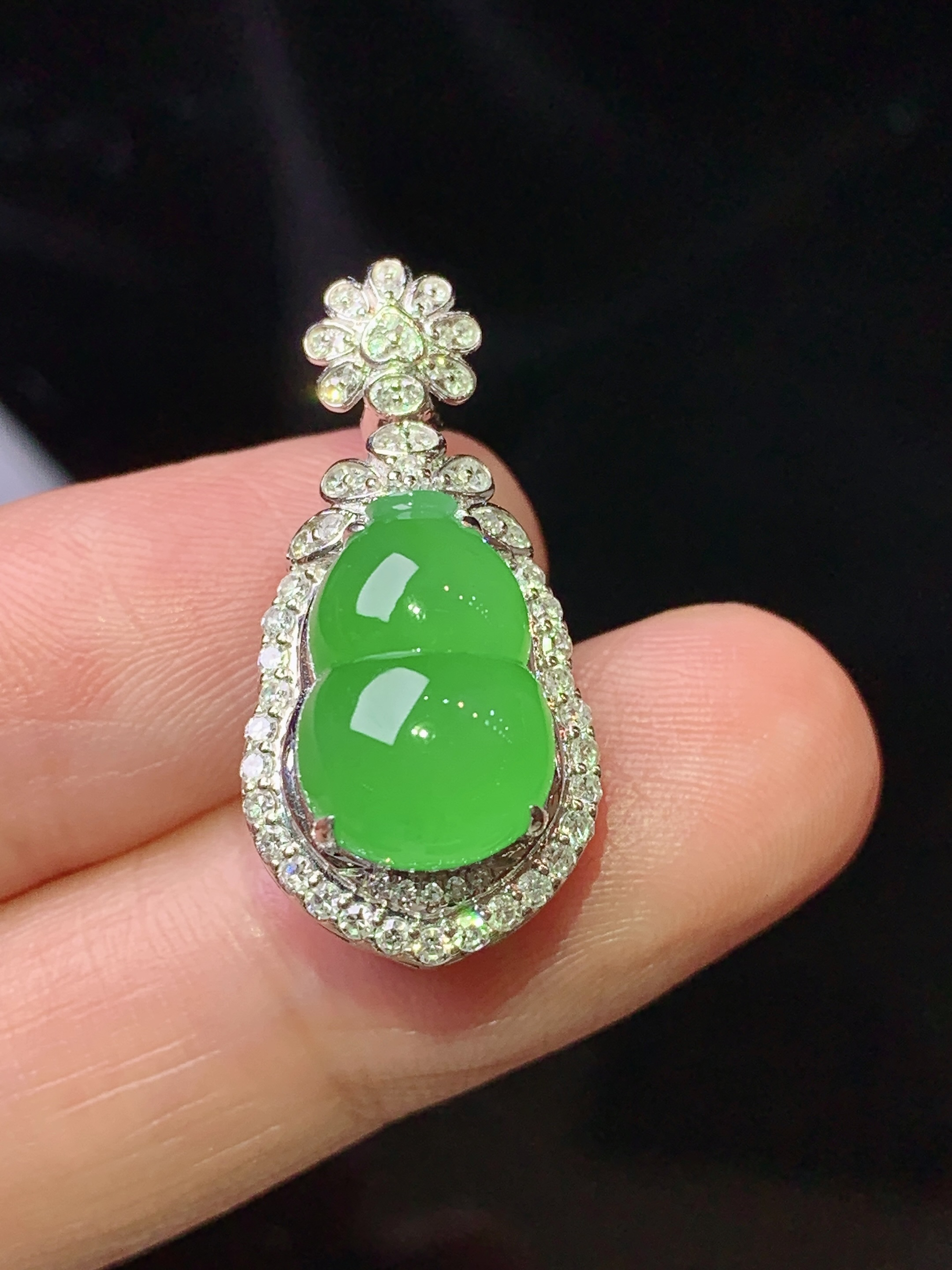 18k金钻镶嵌冰阳绿葫芦吊坠 玉质细腻 色泽艳丽清新 水润亮眼 整体尺寸26.3*12.8*12.3 h1