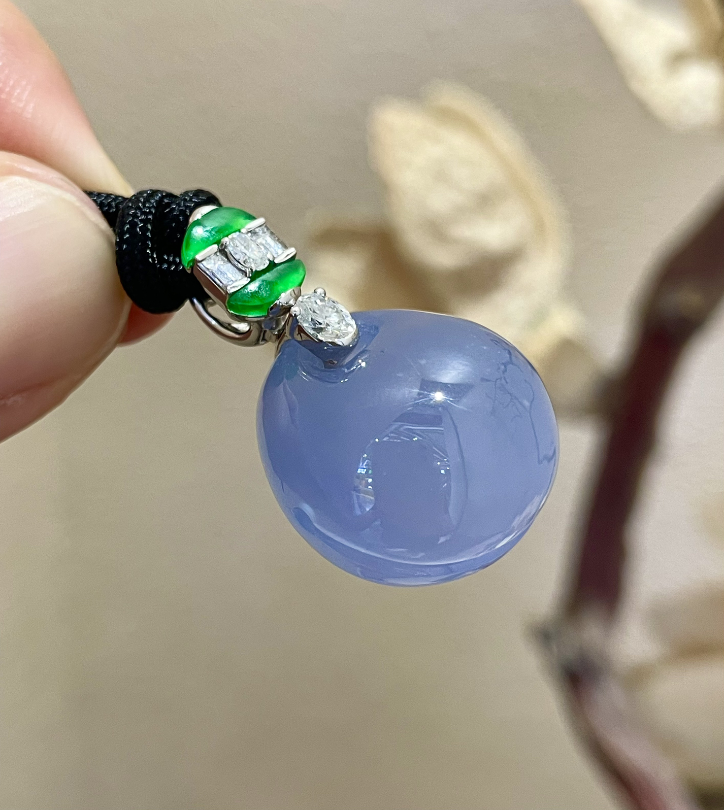 【冰种紫罗兰铃铛吊坠】题材新颖，质地细腻，饱满度很好，收藏品质，18k金钻镶嵌，裸石尺寸18.3*17.4*14.7毫米。