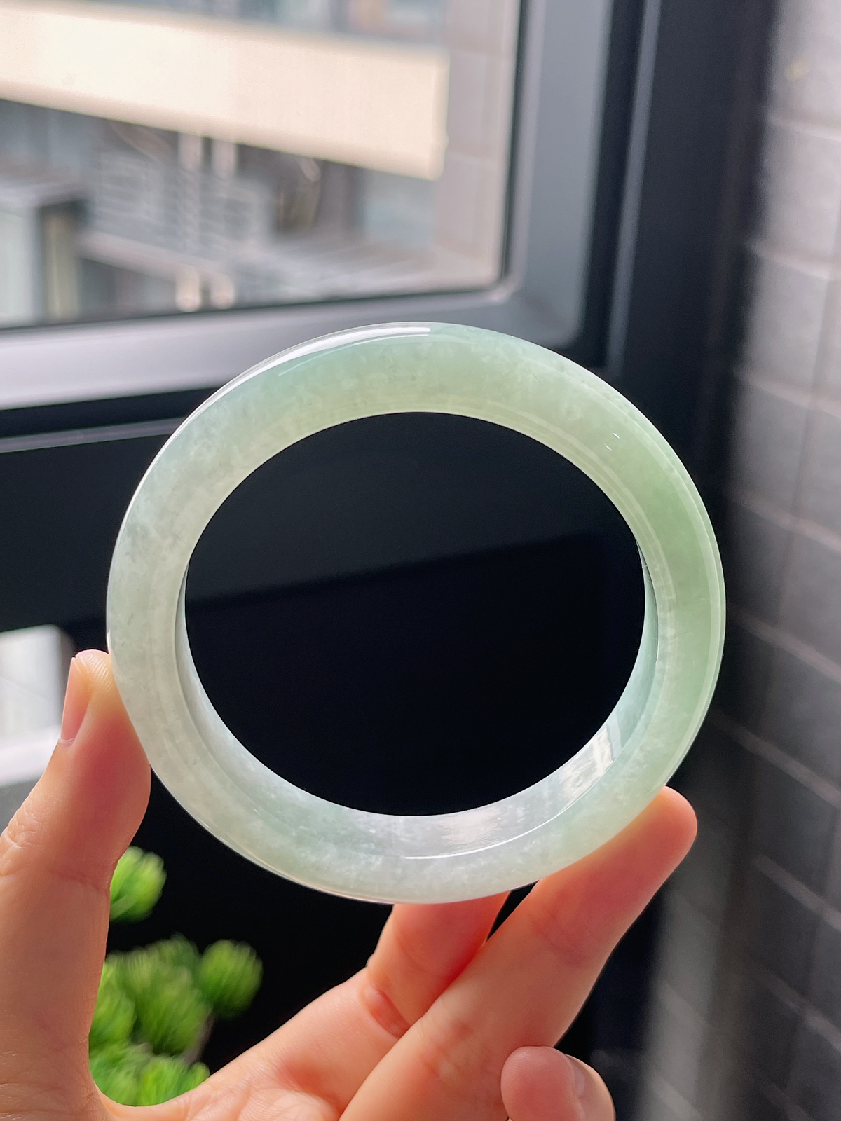 圈口58.5，冰糯种浅绿色翡翠正圈手镯