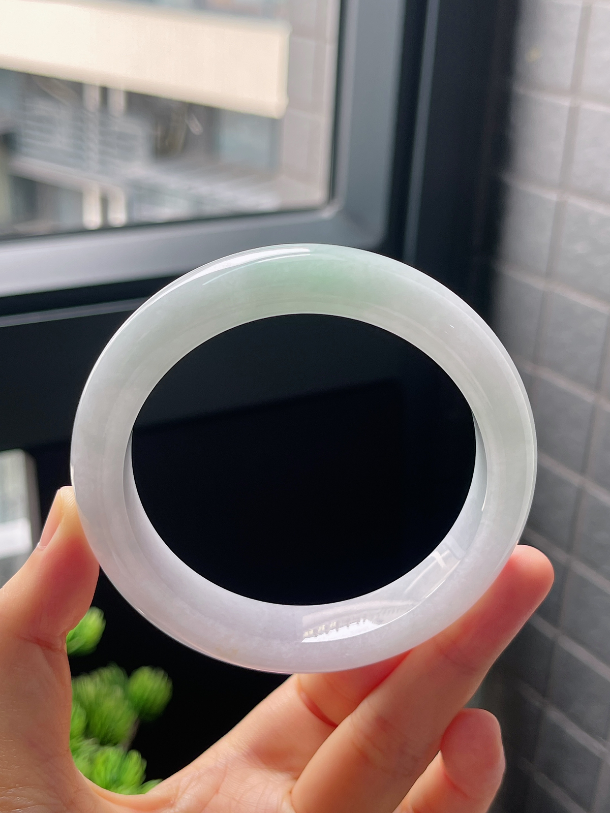 圈口61.3，冰糯种浅绿色翡翠正圈手镯