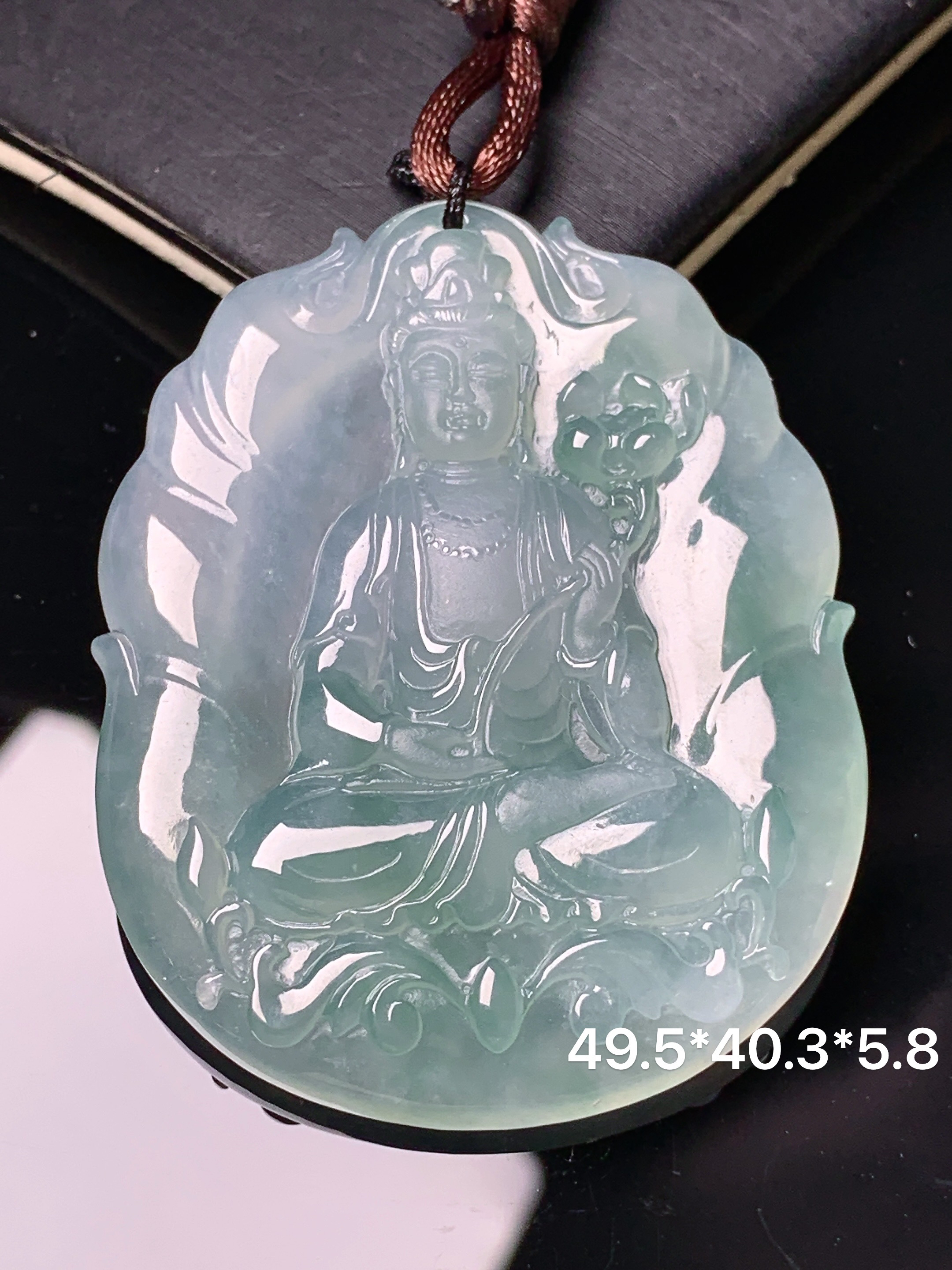 冰种飘绿观音菩萨吊坠 玉质细腻 色泽艳丽清新 水润亮眼 整体尺寸49.5*40.3*5.8 b2