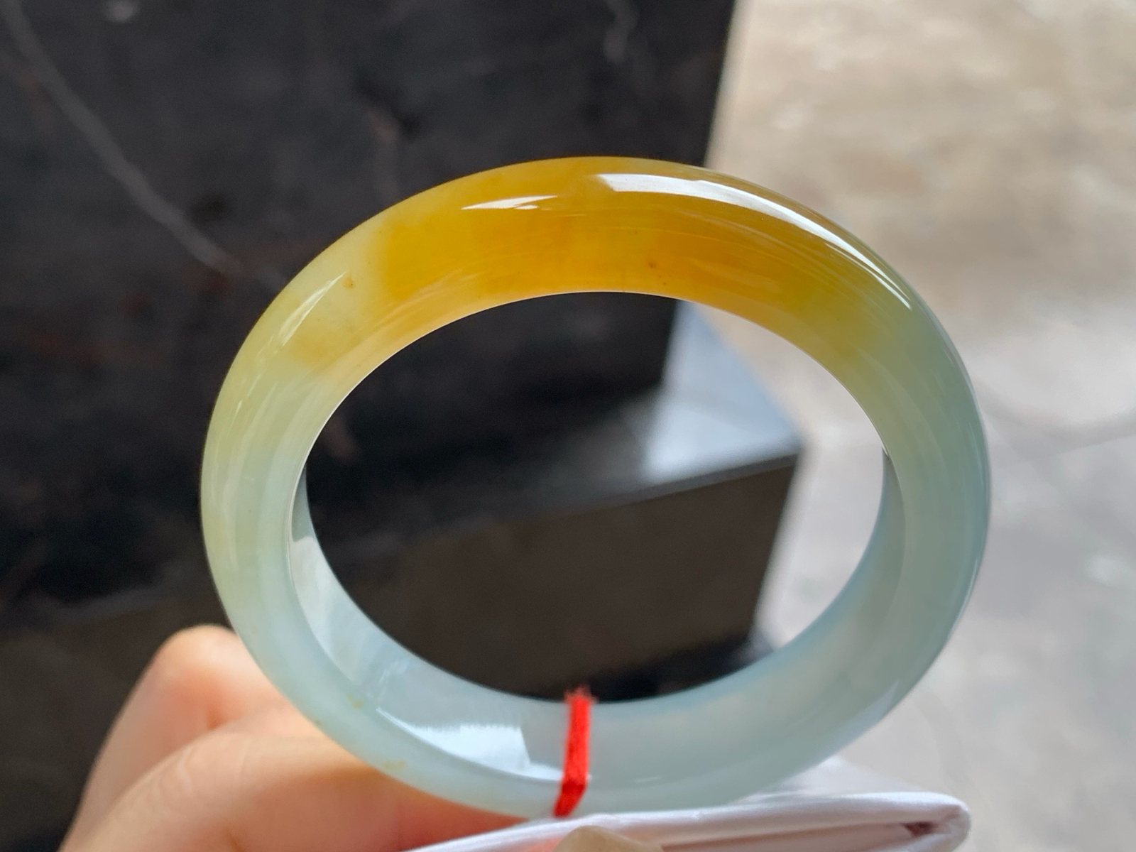 54-12-8.8
冰种黄翡手镯^_^底子细腻有种水 颜色漂亮