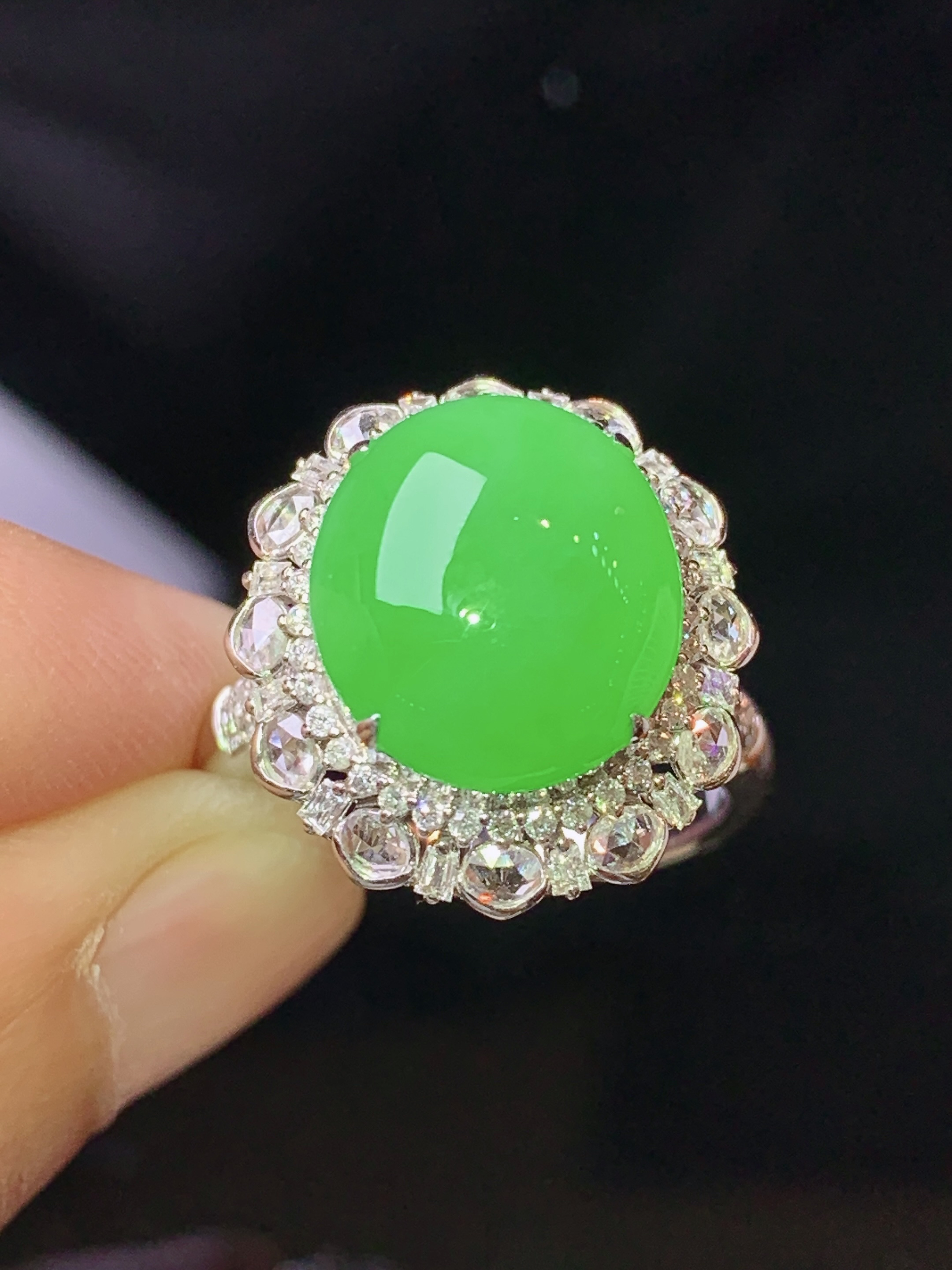18k金钻镶嵌冰阳绿蛋面戒指 玉质细腻 色泽艳丽清新 水润亮眼 圈口13.5 整体尺寸18.2*16.6*12.8 k1