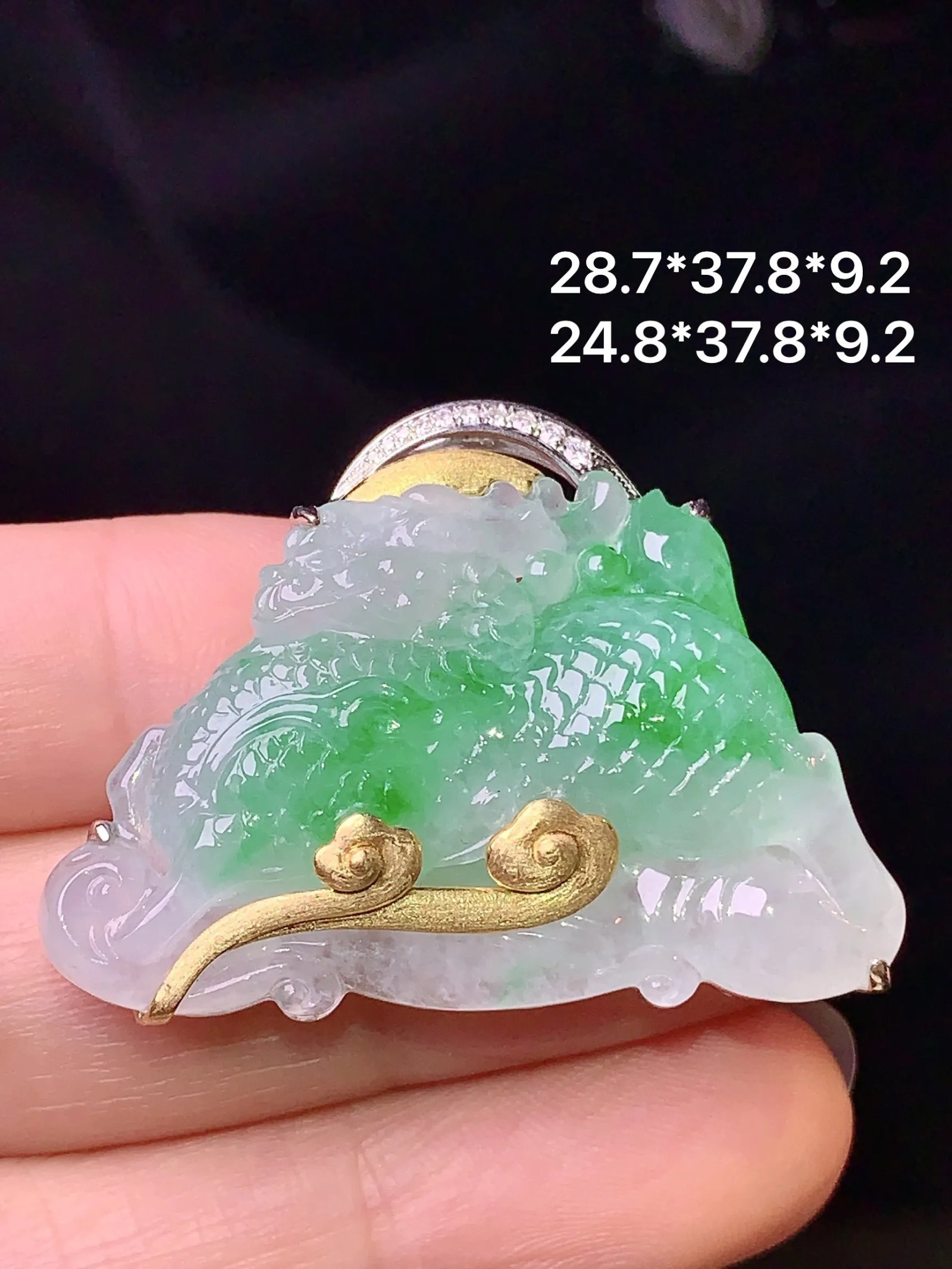 18k金钻镶嵌飘绿龙吊坠 玉质细腻 色泽艳丽清新 水润亮眼 整体尺寸28.7*37.8*9.2 b1
