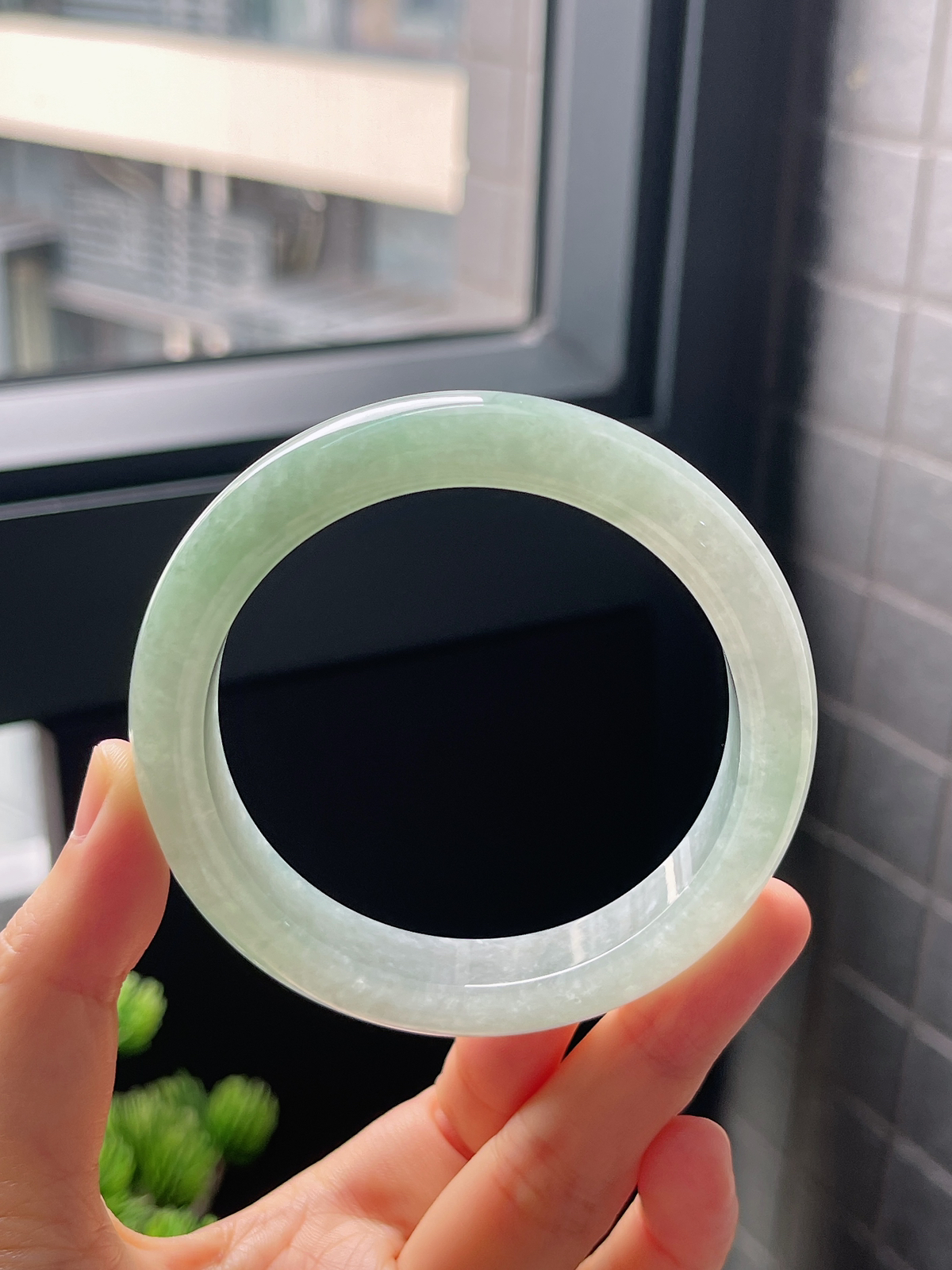 圈口58.5，冰糯种浅绿色翡翠正圈手镯