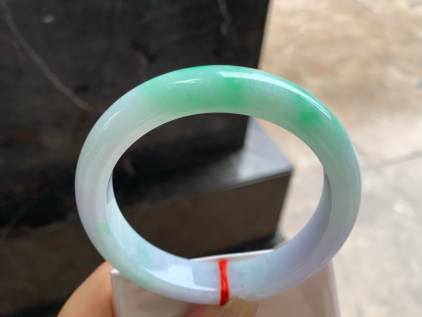 61.5-13.3-9.3
带色大圈口手镯^_^底子细腻干净