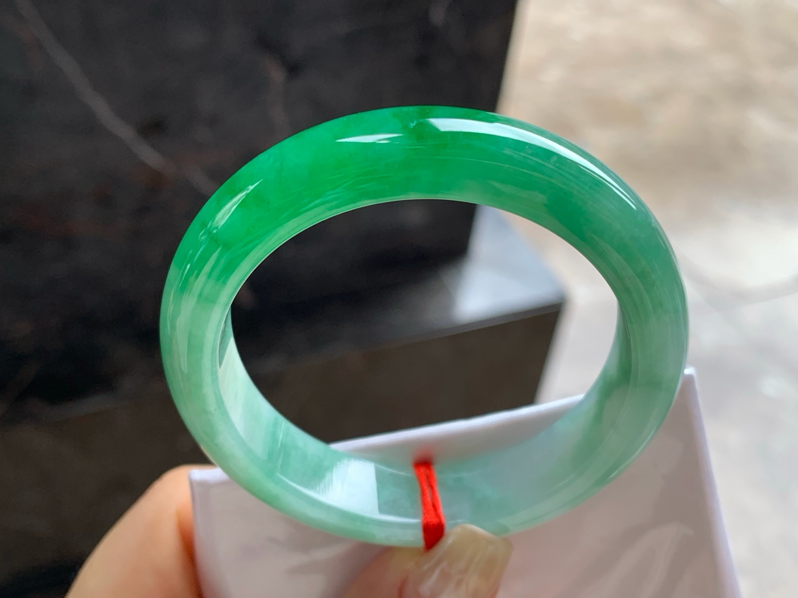 50.5-12.4-8
辣绿色手镯^_^底子细腻 绿色浓郁大气