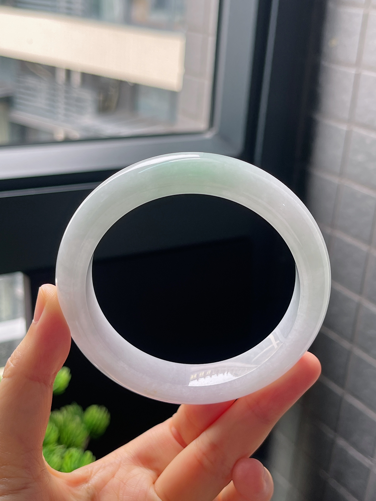 圈口61.3，冰糯种浅绿色翡翠正圈手镯