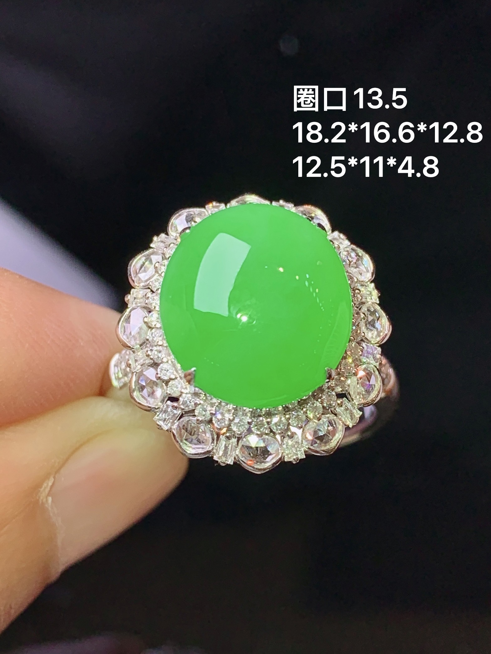 18k金钻镶嵌冰阳绿蛋面戒指 玉质细腻 色泽艳丽清新 水润亮眼 圈口13.5 整体尺寸18.2*16.6*12.8 k1
