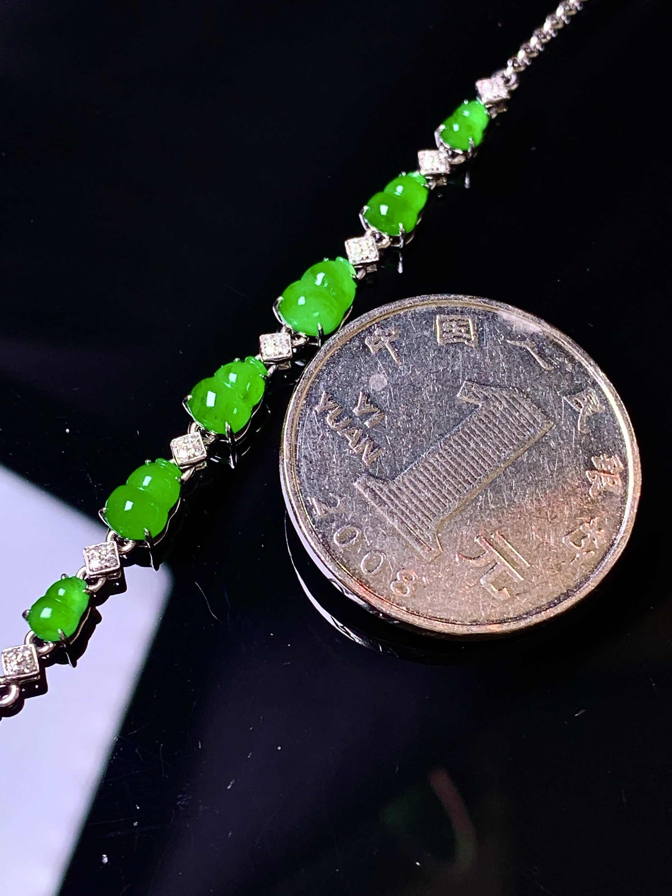 18k金钻镶嵌阳绿葫芦手链 玉质细腻 色泽艳丽清新 水润亮眼 整体尺寸180*4.8*4.2 b1
