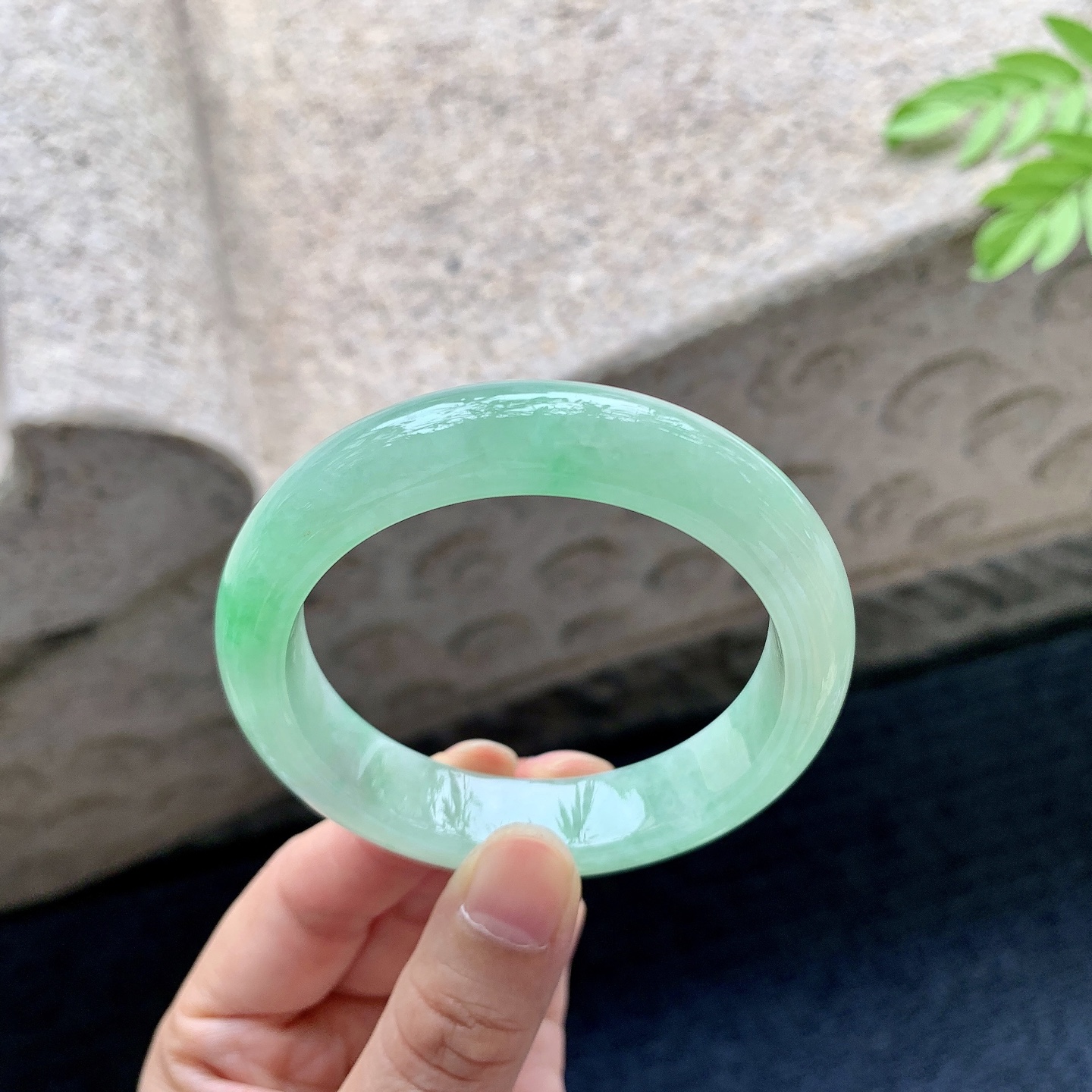 正圈 圈口52.2/12.6/8.2 编码WW072822 描述糯冰飘绿，水润，种老，细腻，打灯有絮线
