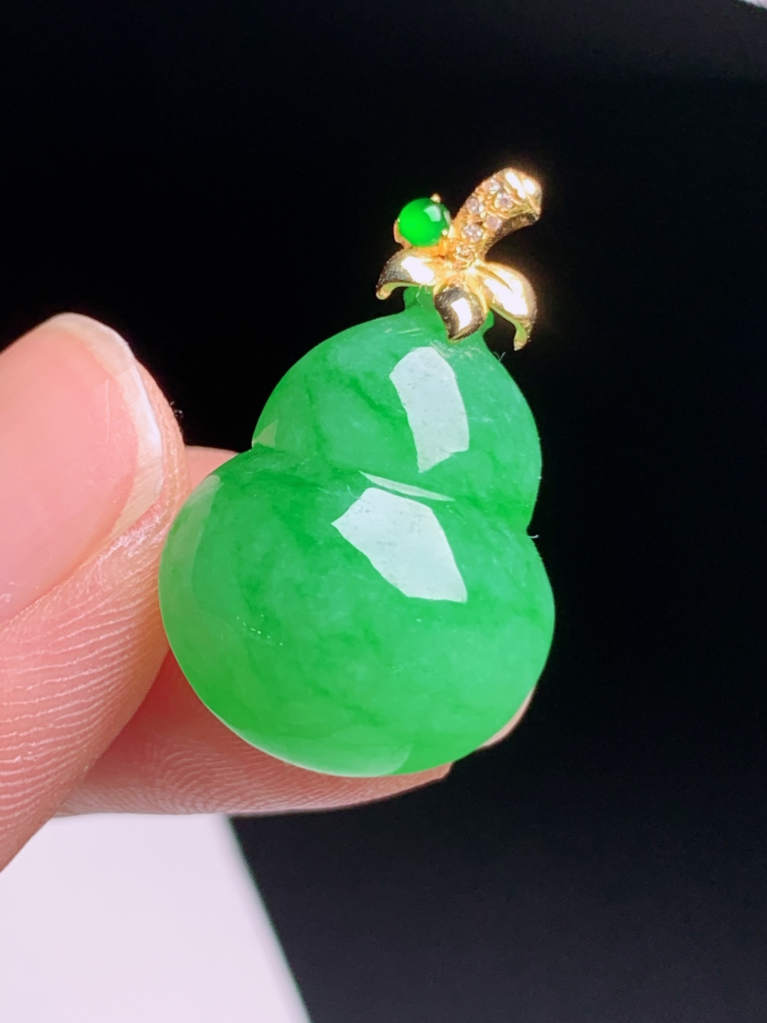 正阳绿葫芦吊坠，玉质水润通透，器型饱满圆润，贵气十足