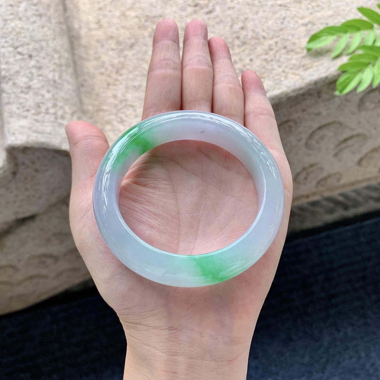 正圈 圈口54.3/13.2/9.4 编码B2072706 描述冰糯春彩，水润，种老，细腻，有纹线