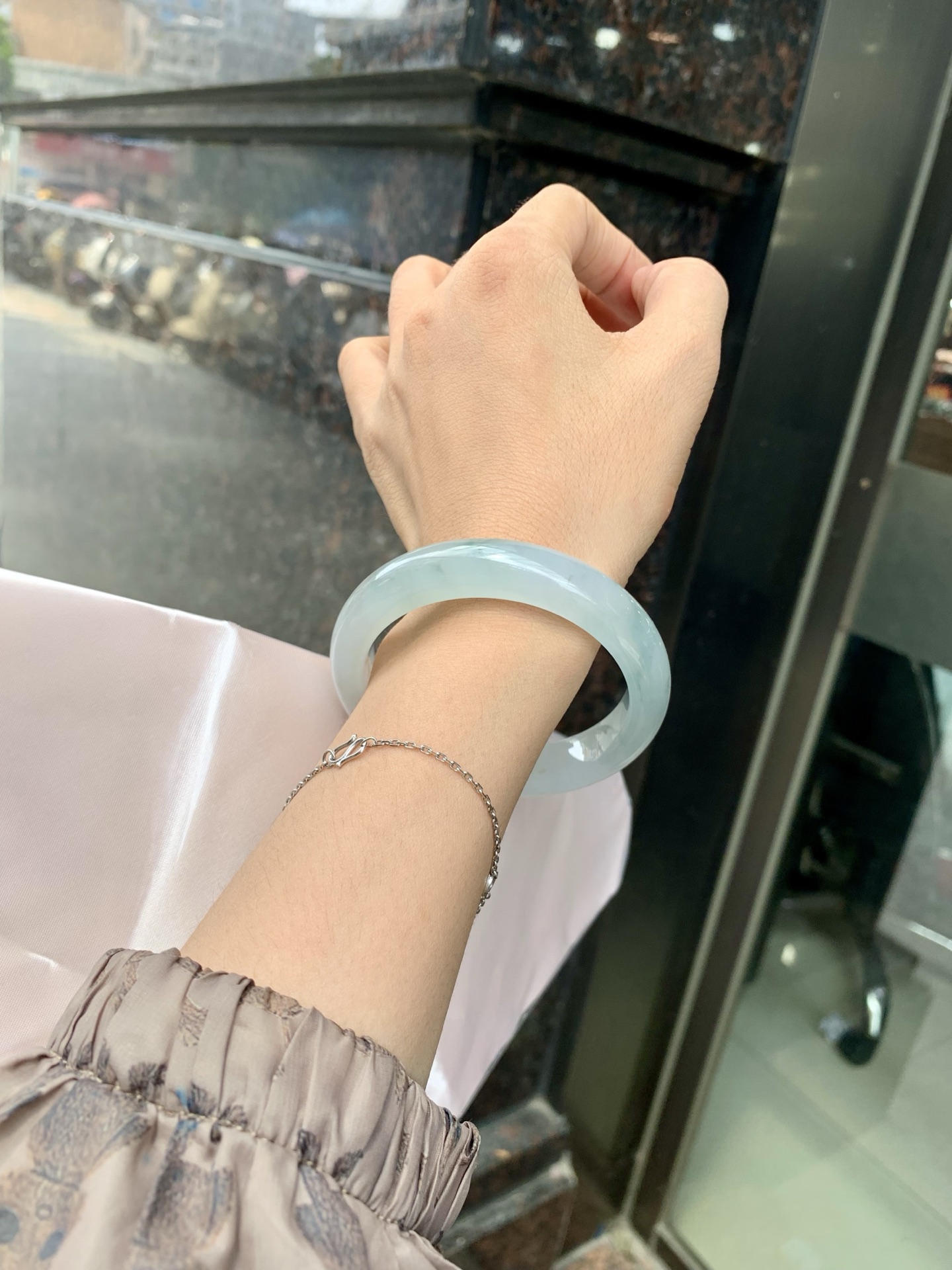 冰飘花正圈 56-8.4-12.6 0727-370-334 无裂，打灯棉絮，不影响，底妆胶润细腻，蓝花灵动飘逸，勾勒出一幅唯美诗意的山水意境画，古典优雅又秀气
