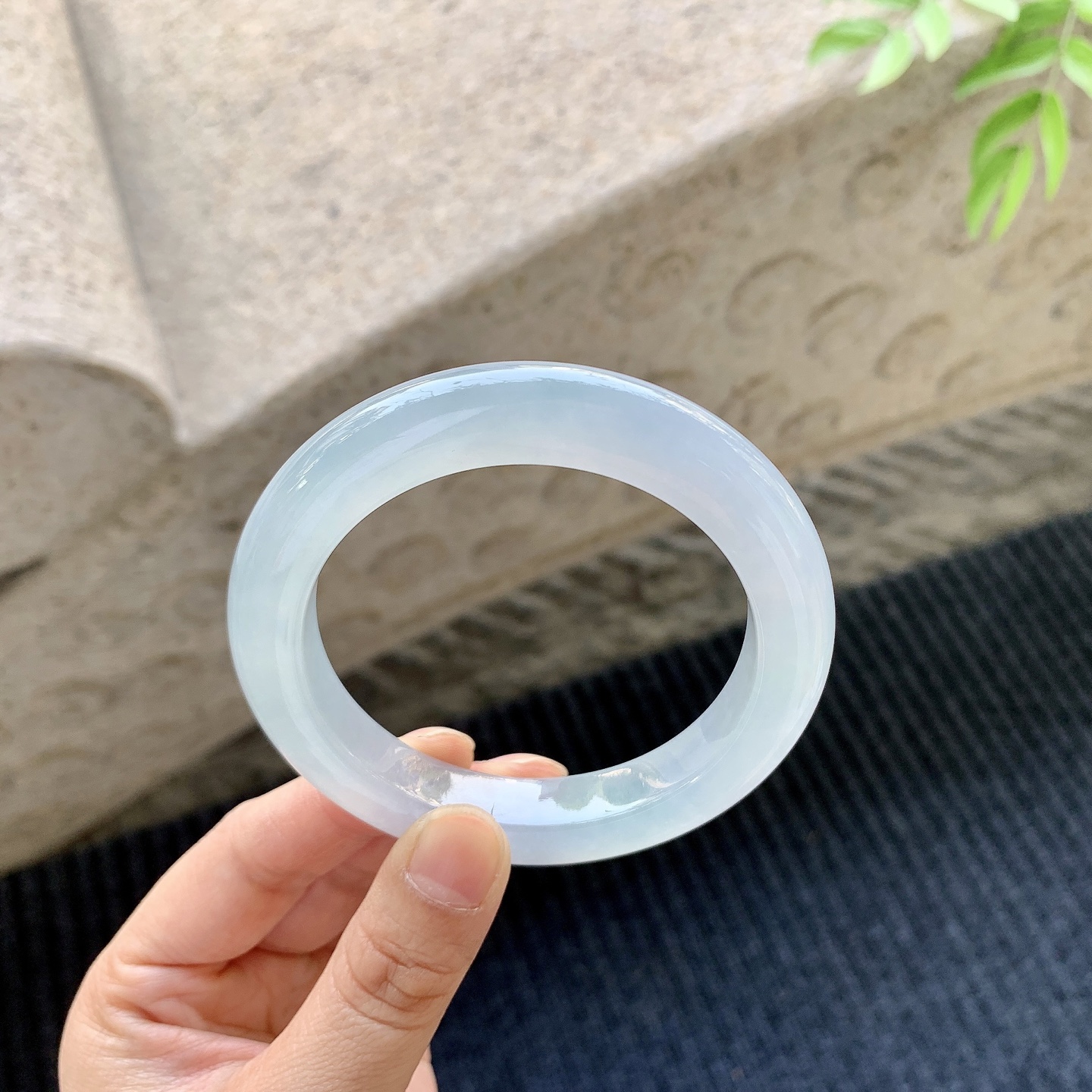 正圈55 56【圈口】56.6/10.5/10.1【编码】BA071273【描述】冰种底色，水润，种老，细腻，打灯有絮线