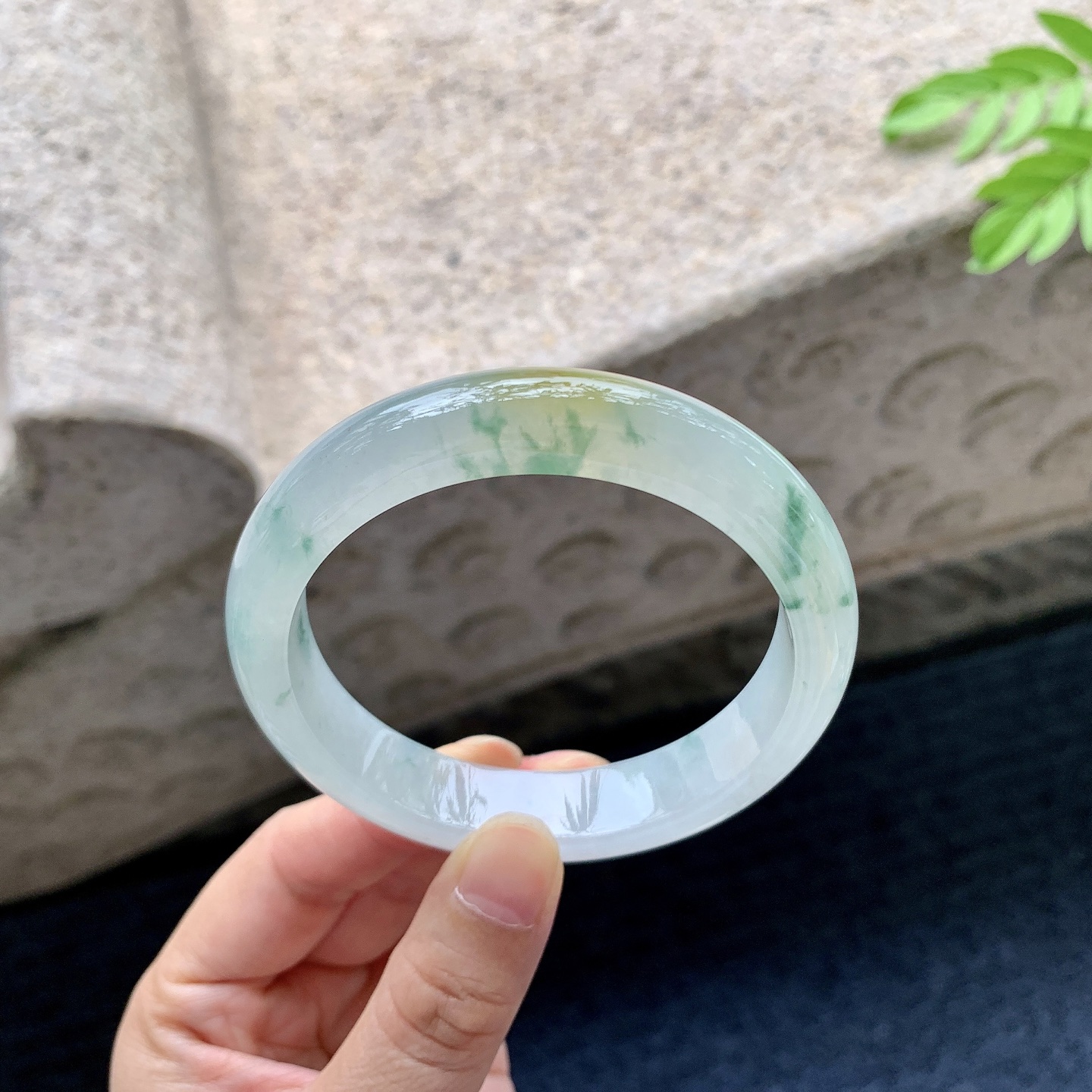 正圈57 58【圈口】58/12.5/8.1【编码】HC072811【描述】糯冰黄翡，飘花，清透，水润，种老，细腻，无裂