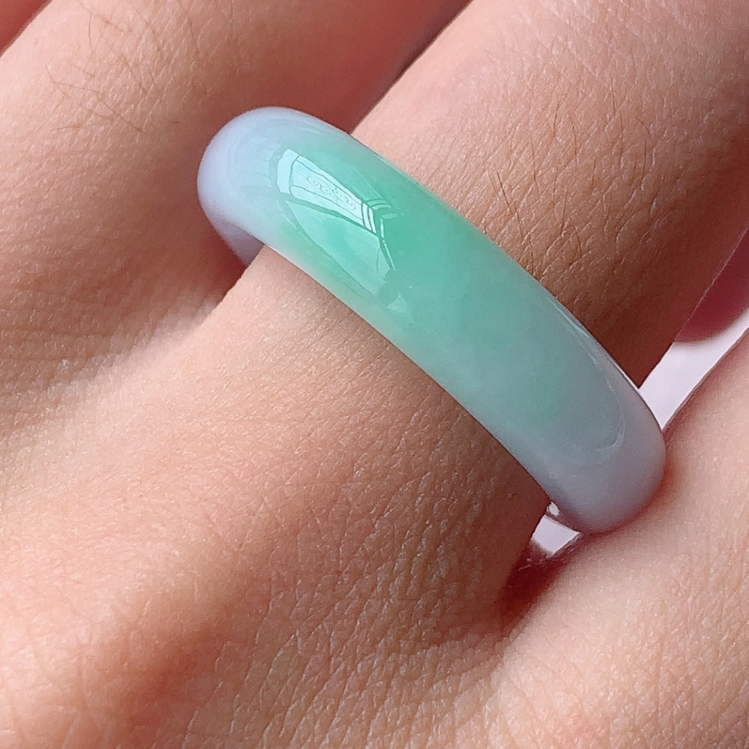 冰飘绿戒圈翠色明媚，饱满水润细腻，佩戴优雅时尚，6.1-3.8-27.4