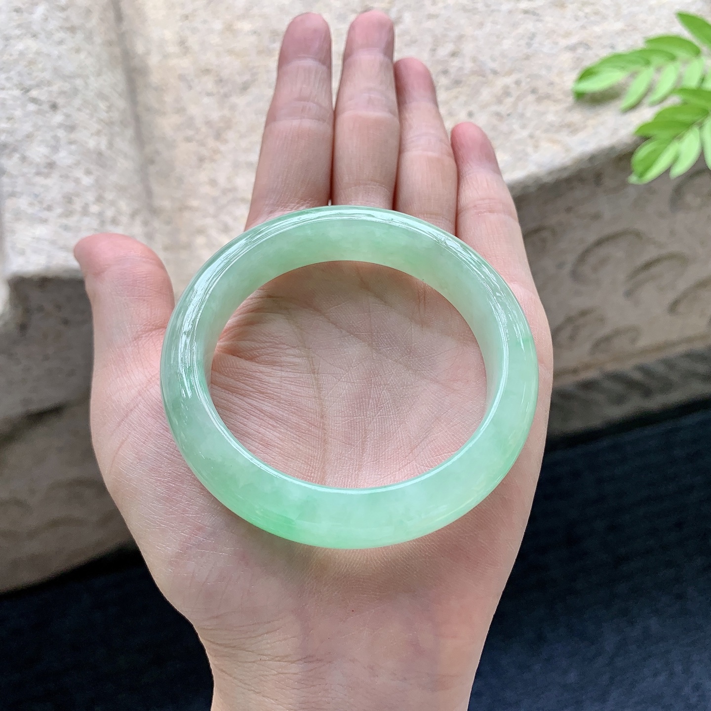 正圈 圈口52.2/12.6/8.2 编码WW072822 描述糯冰飘绿，水润，种老，细腻，打灯有絮线