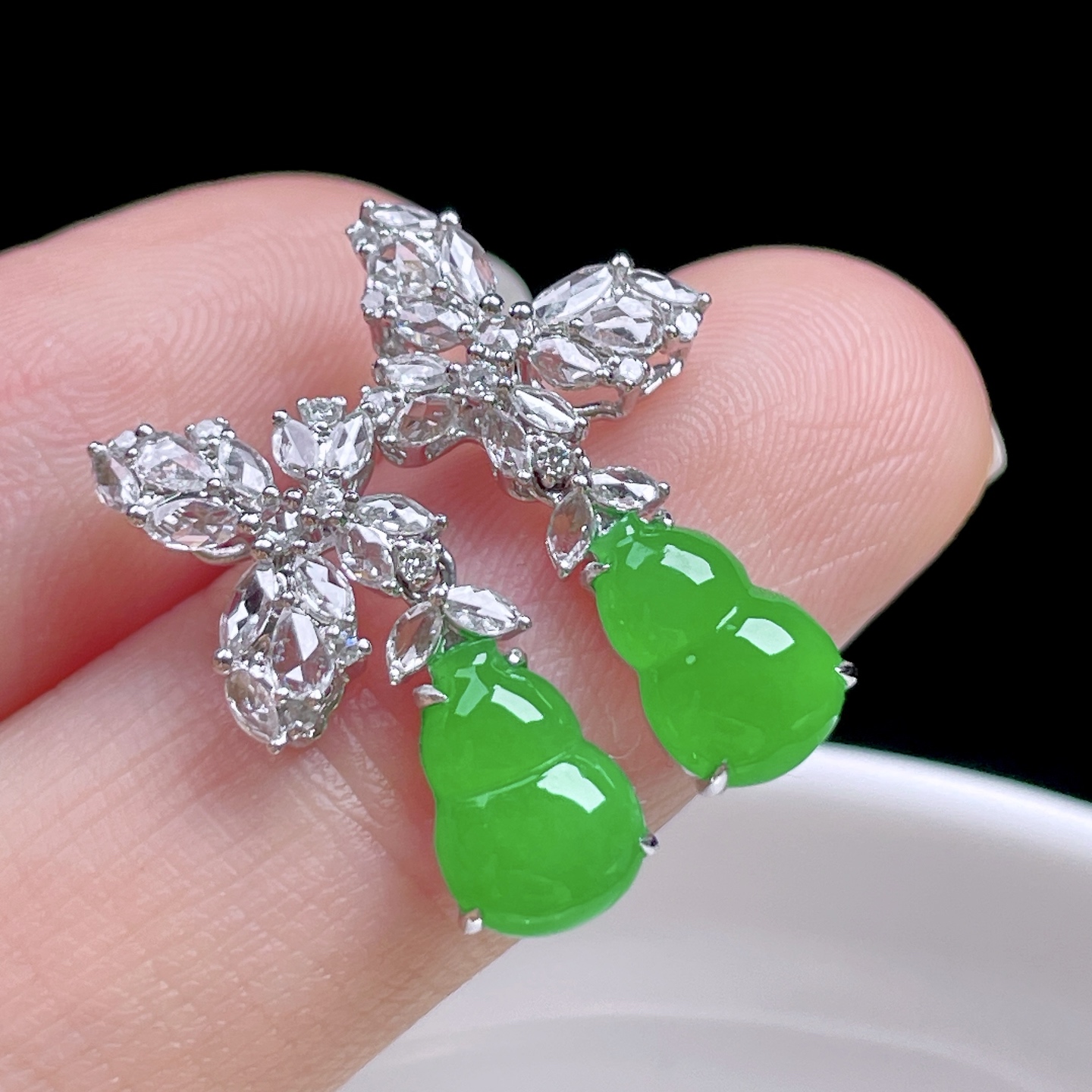 ️ 满色阳绿葫芦耳坠 色泽鲜艳，种老水润，18k金镶嵌 整体：21.7/6.3/3.5 裸石：8.6/6.3