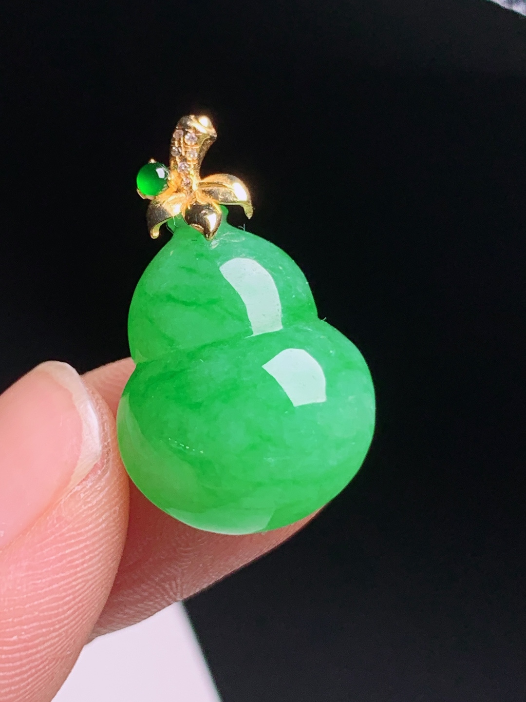 正阳绿葫芦吊坠，玉质水润通透，器型饱满圆润，贵气十足