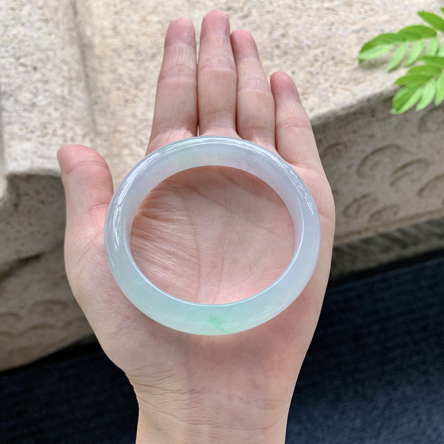 正圈 圈口52.4/11.6/7.3 编码Q5072709 描述糯冰飘绿，水润，种老，细腻，打灯有棉