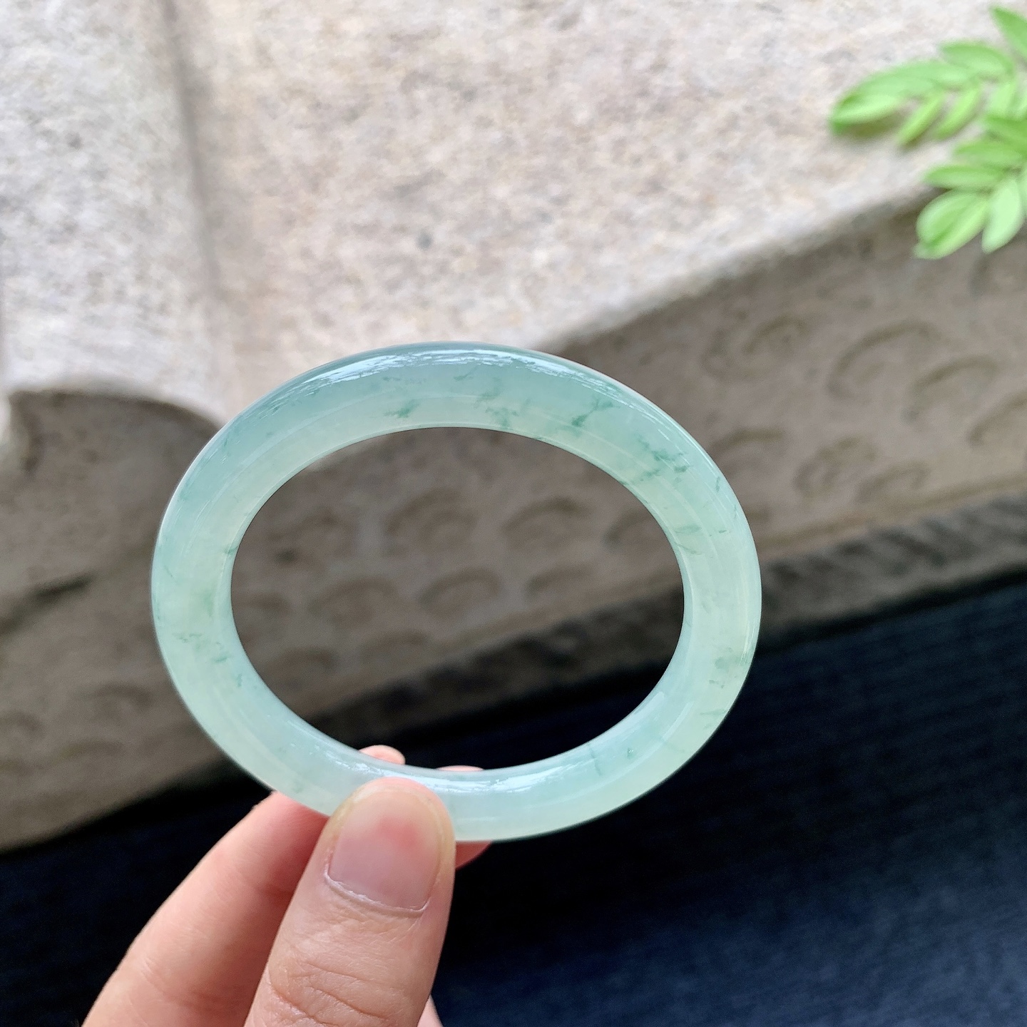 圆条50 51【圈口】50.8/8.3/8【编码】HC072814【描述】糯冰飘绿花，水润，种老，细腻，无裂