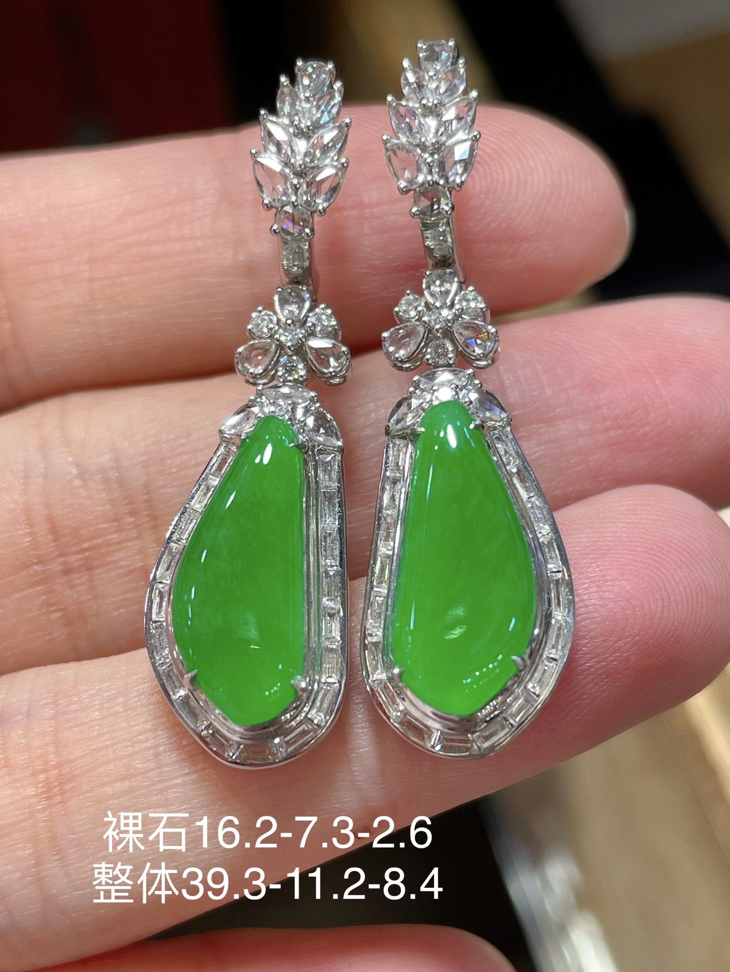 ️ 性比 翡翠福瓜耳环，超大气 福运连连，挑选的料子饱满细腻 很清新又甜美，阳绿底色起光 18k镶