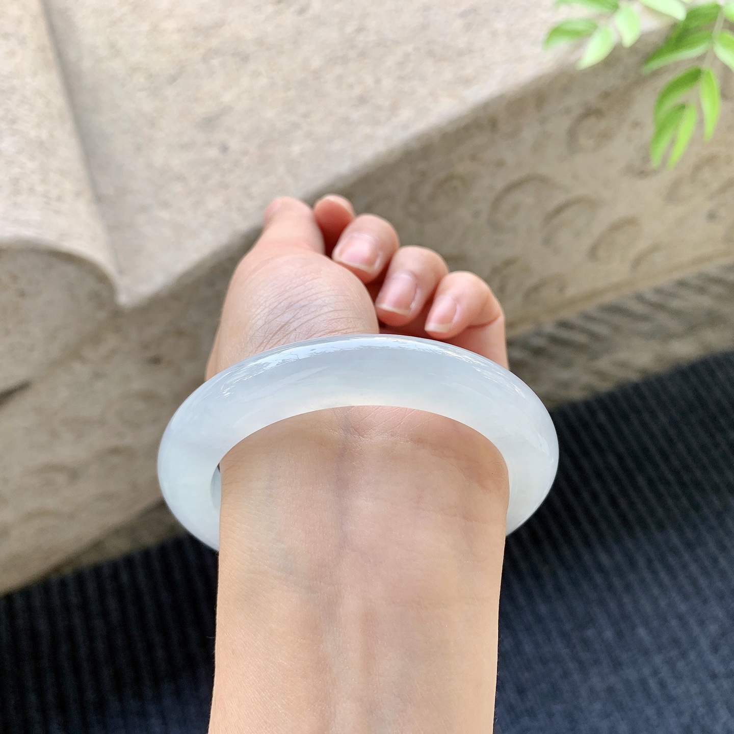 正圈55 56【圈口】56.6/10.5/10.1【编码】BA071273【描述】冰种底色，水润，种老，细腻，打灯有絮线