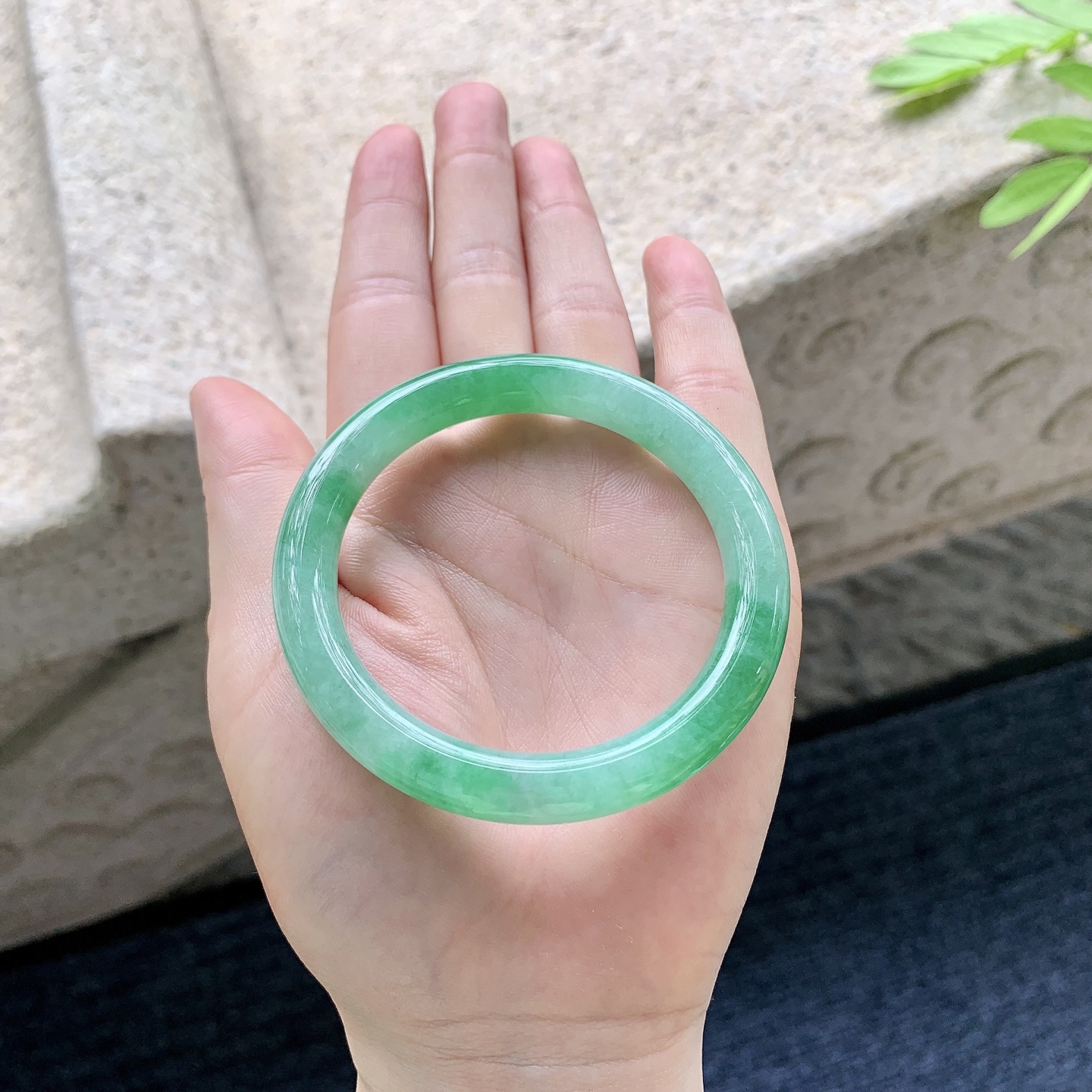 圆条52 53，糯冰飘绿，水润，种老，细腻，打灯有纹线