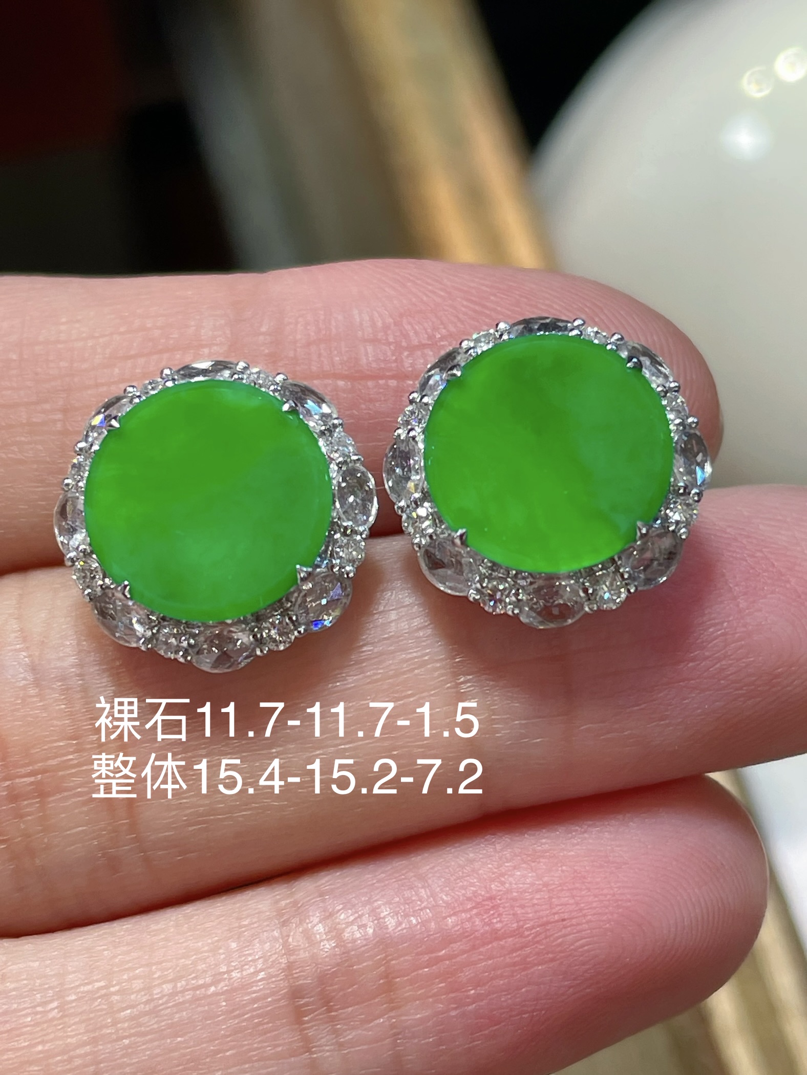️ 性比高 翡翠平安无事牌耳钉，精致好看 冰种阳绿色，满绿，料子水润，种老起光。 18k金镶嵌，佩