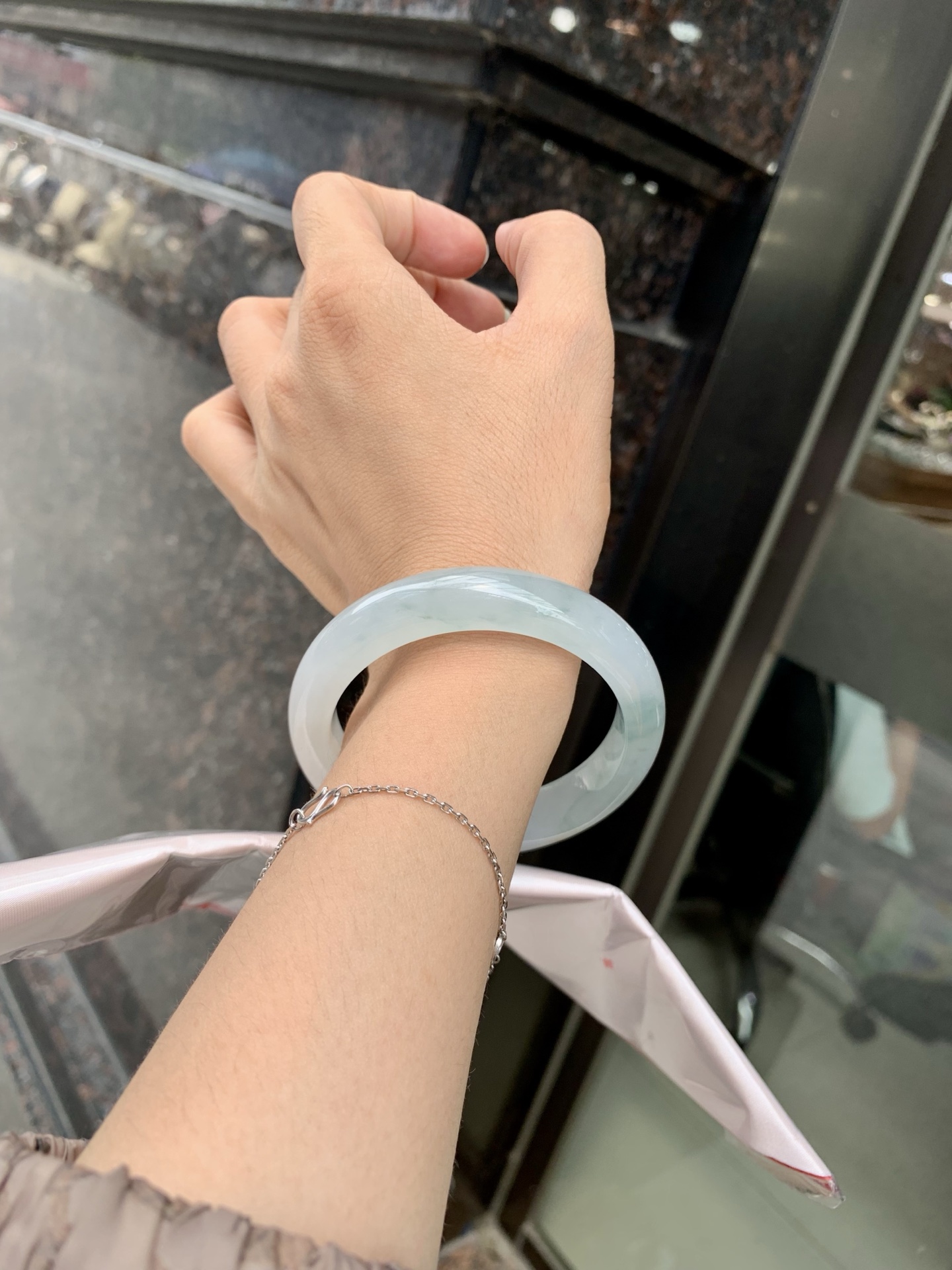 冰飘花正圈 56-8.4-12.6 0727-370-334 无裂，打灯棉絮，不影响，底妆胶润细腻，蓝花灵动飘逸，勾勒出一幅唯美诗意的山水意境画，古典优雅又秀气