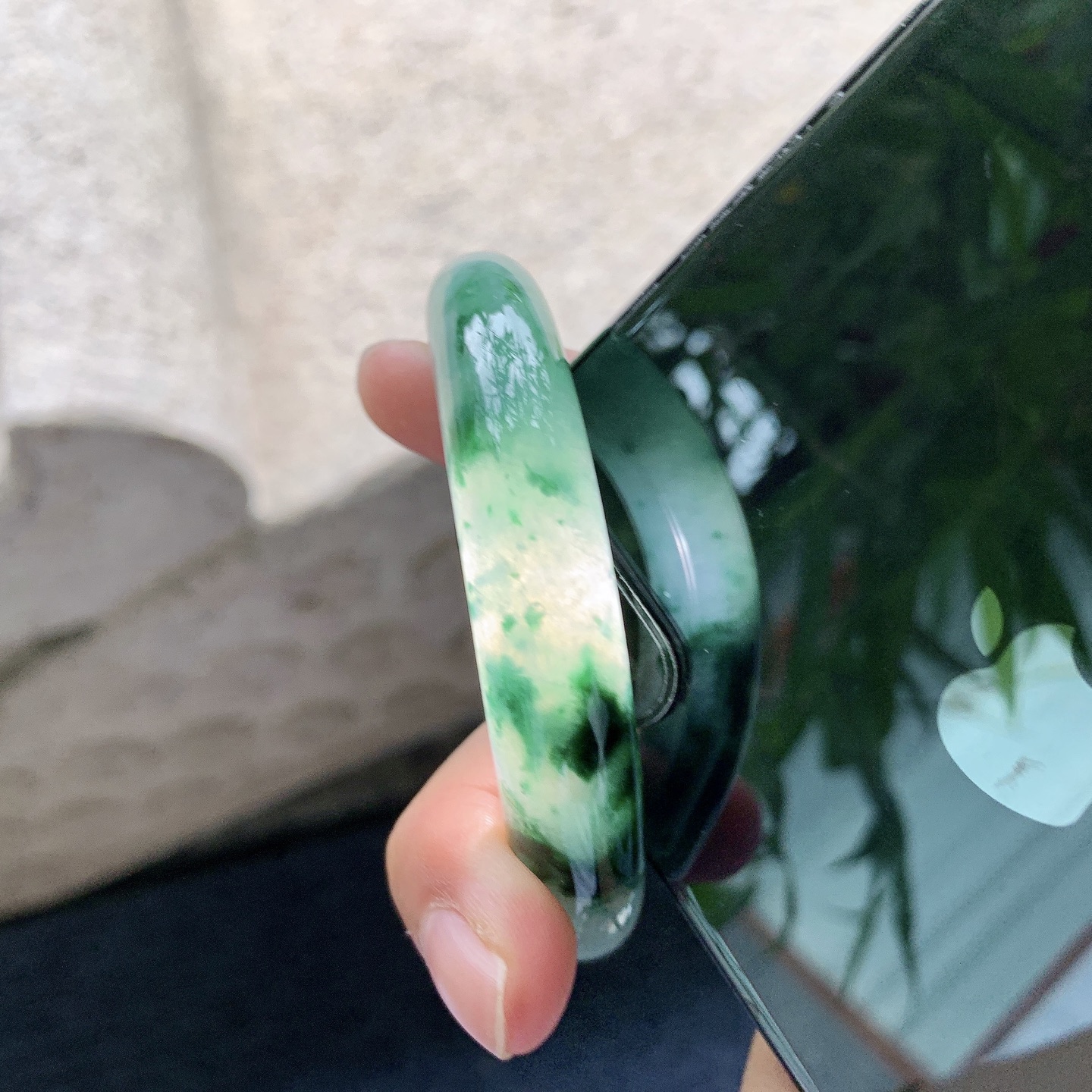 正圈55 56【圈口】55.3/12/8.8【编码】WW072817【描述】糯冰飘花，水润，种老，细腻，打灯有絮线