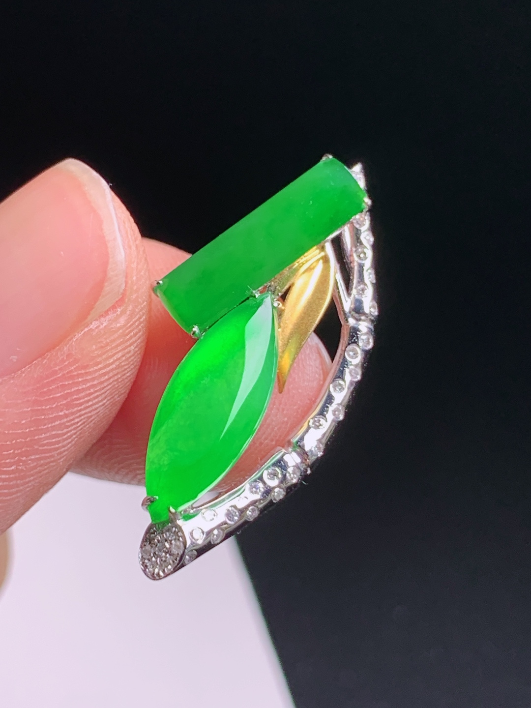 冰阳绿竹节吊坠，双色金设计别致，翠色鲜亮日常好搭