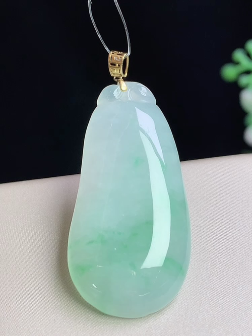 18k金镶飘绿福瓜，无裂，尺寸32.2*16.1*4.2mm，Q27dyg8
